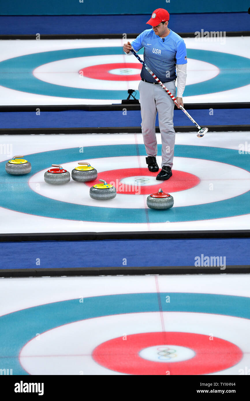 John Shuster degli Stati Uniti orologi le pietre si depositano durante il maschile di Curling finali all'Pyeongchang 2018 Olimpiadi invernali, in Gangneung Centro di Curling in Gangneung, Corea del Sud, il 24 febbraio 2018. Gli Stati Uniti hanno vinto la medaglia d'oro per la prima volta battendo la Svezia che ha preso l'argento e la Svizzera il bronzo. Foto di Richard Ellis/UPI Foto Stock