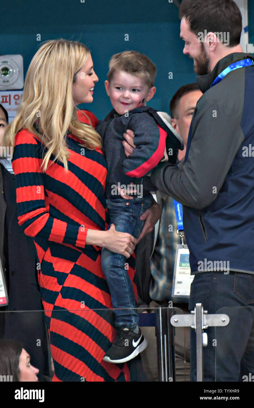 Ivanka Trump, sinistra, figlia di U.S. Presidente Donald Trump saluta un ragazzo giovane durante il maschile di Curling finali all'Pyeongchang 2018 Olimpiadi invernali, in Gangneung Centro di Curling in Gangneung, Corea del Sud, il 24 febbraio 2018. Gli Stati Uniti hanno vinto la medaglia d'oro per la prima volta battendo la Svezia che ha preso l'argento e la Svizzera il bronzo. Foto di Richard Ellis/UPI Foto Stock
