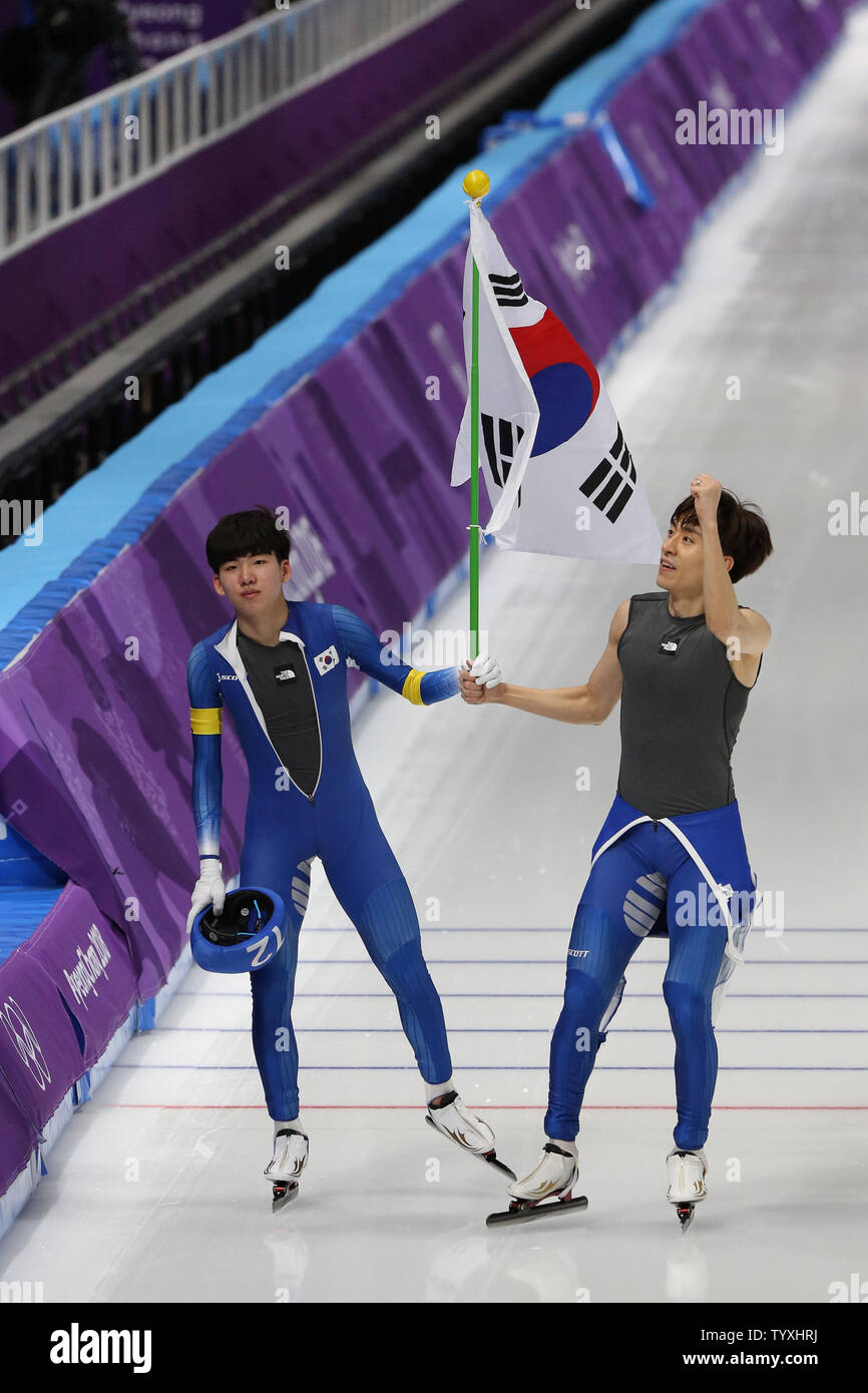 Lee Seung-Hoon della Corea del Sud (R) festeggia con il suo compagno di squadra Chung Jaewon dopo aver vinto la medaglia d'oro degli uomini della Messa di inizio del pattinaggio di velocità con un tempo di 7:43,97 minuti a Gangneung ovale in Gangneung, Corea del Sud, durante il 2018 Pyeongchang Olimpiadi invernali il 24 febbraio 2018. Chung Jaewon terminato il 8° con un tempo di 8:32.71 minuti. Foto di Andrew Wong/UPI Foto Stock