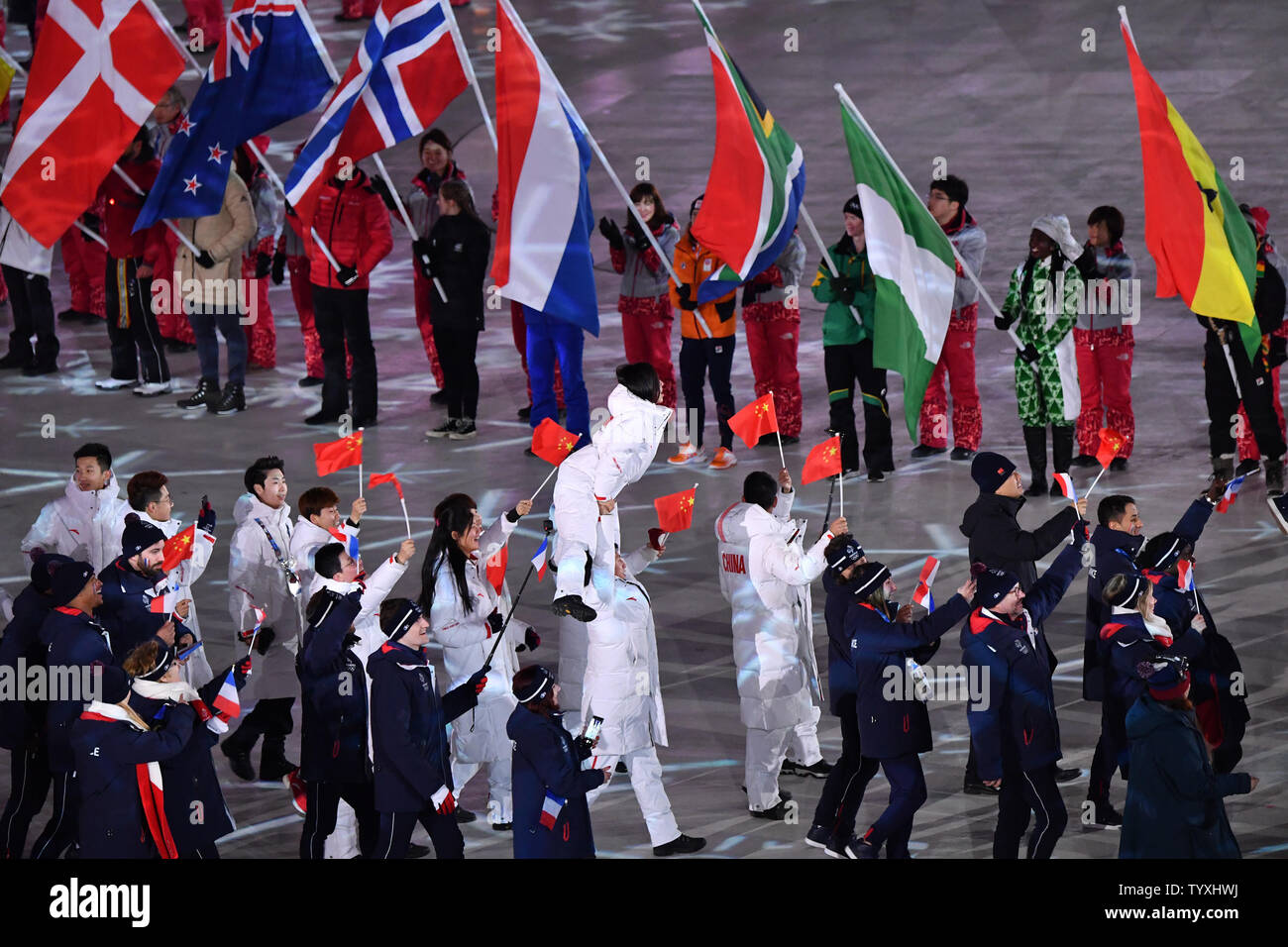 Gli atleti provenienti dalla Cina arrivano alla cerimonia di chiusura per il Pyeongchang 2018 Olimpiadi invernali presso lo Stadio Olimpico di Daegwalnyeong, Corea del Sud, il 25 febbraio 2018. Foto di Richard Ellis/UPI Foto Stock