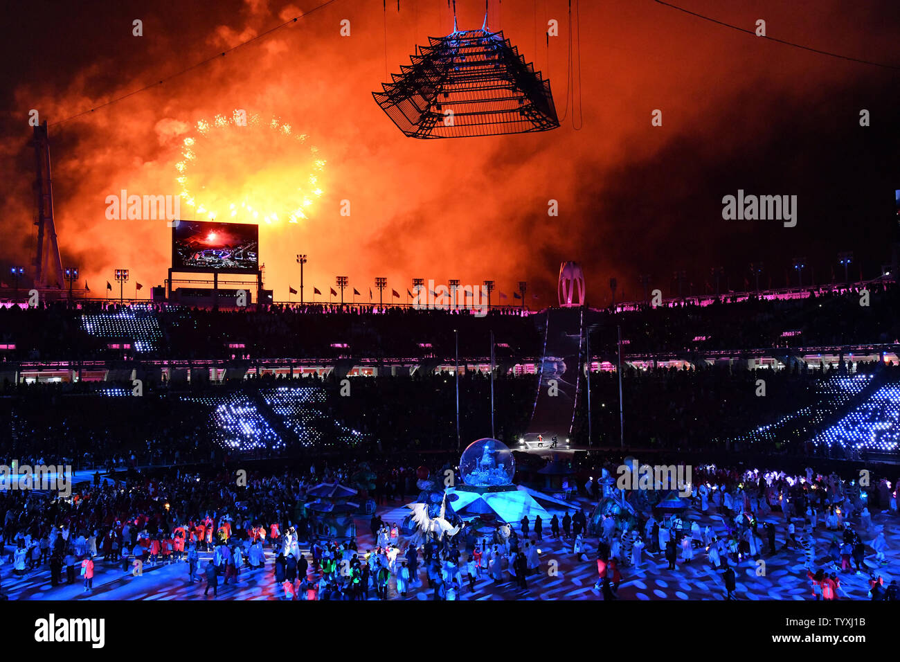 Gli animatori eseguire sotto i fuochi d'artificio alla cerimonia di chiusura per il Pyeongchang 2018 Olimpiadi invernali presso lo Stadio Olimpico di Daegwalnyeong, Corea del Sud, il 25 febbraio 2018. Foto di Richard Ellis/UPI Foto Stock