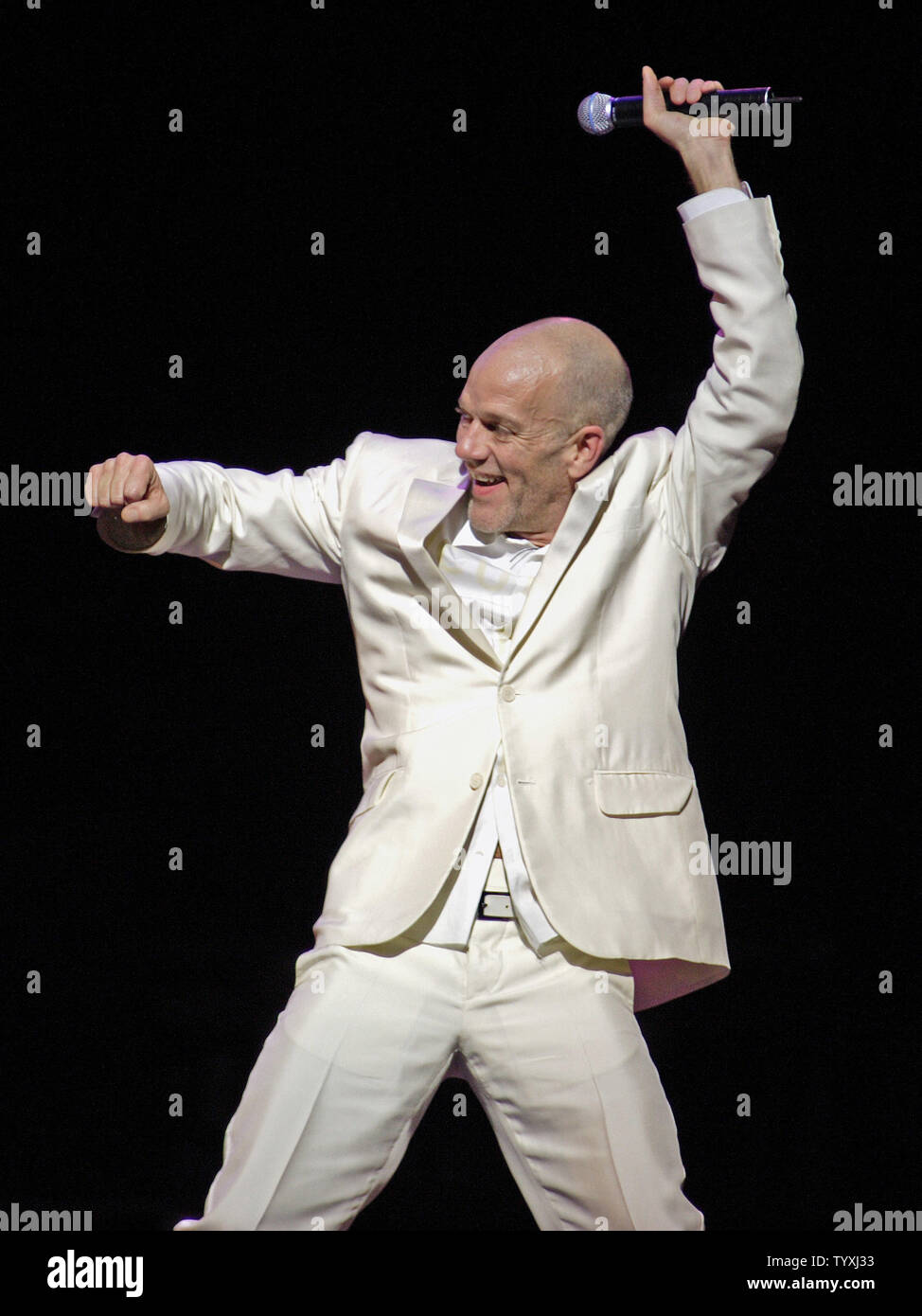 Michael Stipe dei REM suona presso il TD Waterhouse Center di Orlando, FL Ottobre 8, 2004. REM è parte della votazione per modificare Concert Tour organizzato da MoveOn PAC. Il tour è 34 mostra in 28 città in 9 campo di battaglia presidenziale di membri nel corso di una settimana. Il Tour supporta l'elezione di John Kerry per il presidente. Il concerto featured Tracy Chapman, REM e Bruce Springsteen e la E Street Band con un ospite speciale John Fogerty. (UPI foto/Robert Stolpe) Foto Stock