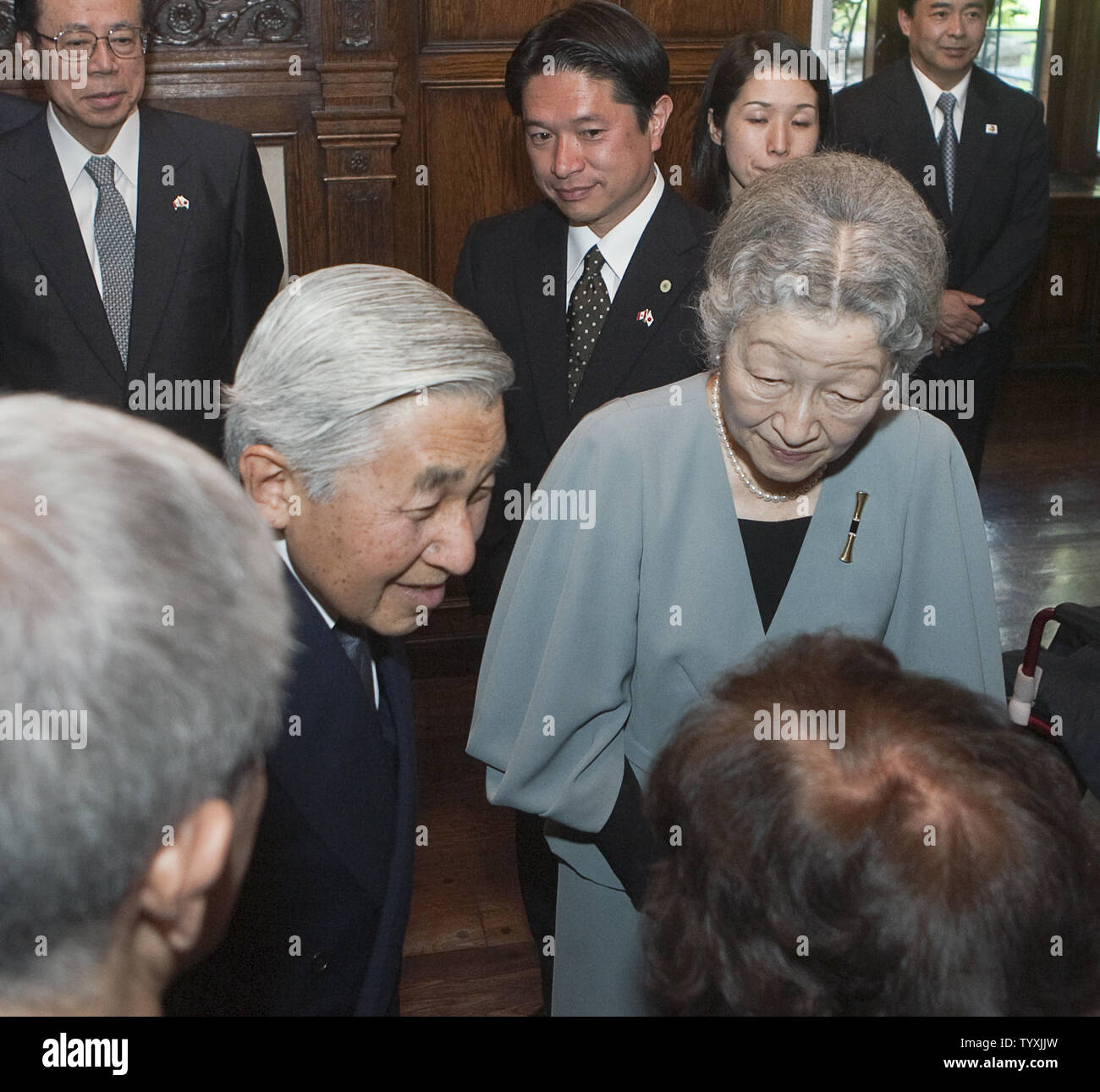 Il Giappone Imperatore Akihito e Imperatrice Michiko incontro con membri della Canadian comunità giapponese e dignitari durante un ricevimento di benvenuto nell'ambasciatore giapponese ha la residenza nella capitale canadese di Ottawa, Ontario, 5 luglio 2009. (UPI foto/Heinz Ruckemann) Foto Stock