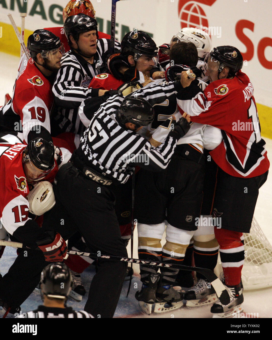 Arbitri e guardalinee passo per rompere un confronto tra gli Anaheim Ducks e i senatori di Ottawa durante il primo periodo di gioco 4 dei finali della Coppa di Stanley aScotiabank posto a Ottawa il 4 giugno 2007. (UPI foto/Grazia Chiu). Foto Stock
