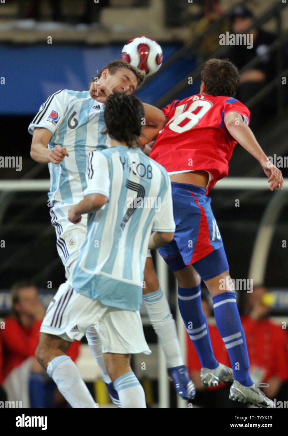 Argentina del defenceman Matias Cahais (L) capi la sfera contro la Repubblica ceca di avanti Tomas Pekhart (R) come centrocampista Caludio Yacob (7) si affaccia su durante la seconda metà della FIFA sotto-20 World Cup Match a Frank Clair Stadium di Ottawa in Canada il 30 giugno 2007. La partita si è conclusa in un scoreless cravatta. (UPI foto/Grazia Chiu). Foto Stock