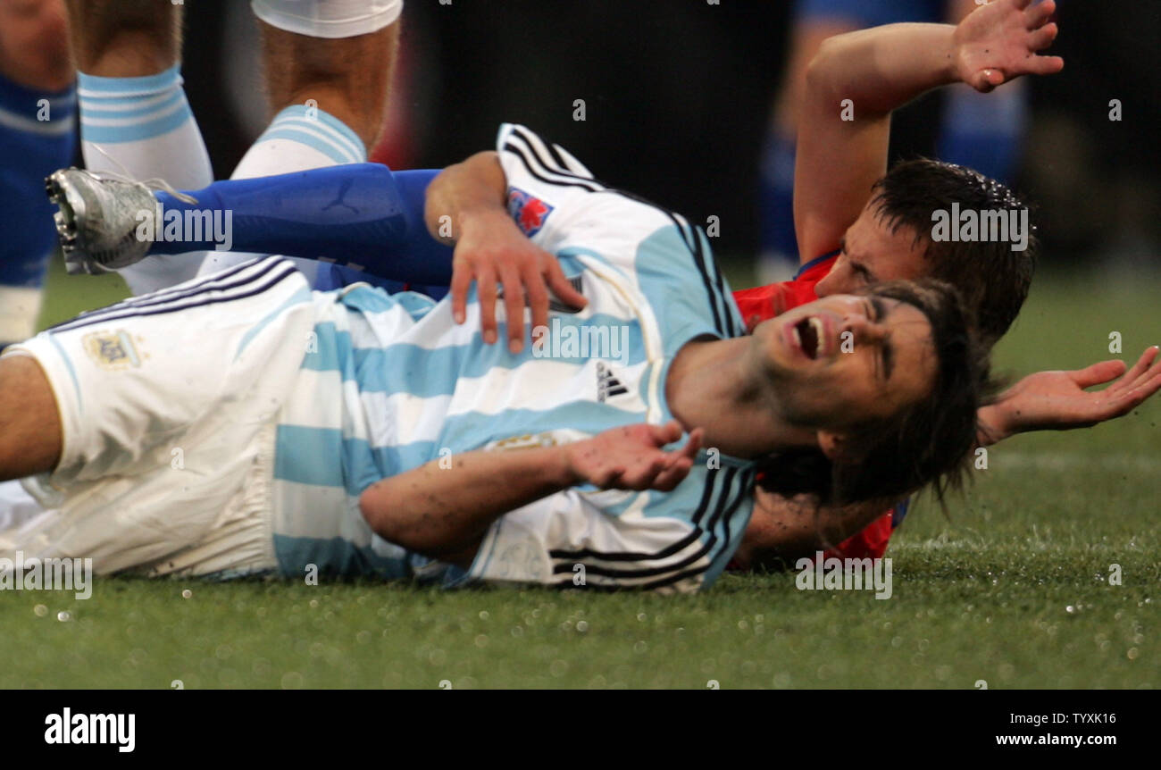 Argentina del centrocampista Claudio Yacob (anteriore) smorfie dopo la collisione con la Repubblica ceca è in avanti Tomas Pekhart durante la seconda metà della FIFA sotto-20 World Cup Match a Frank Clair Stadium di Ottawa in Canada il 30 giugno 2007. La partita si è conclusa in un scoreless cravatta. (UPI foto/Grazia Chiu). Foto Stock