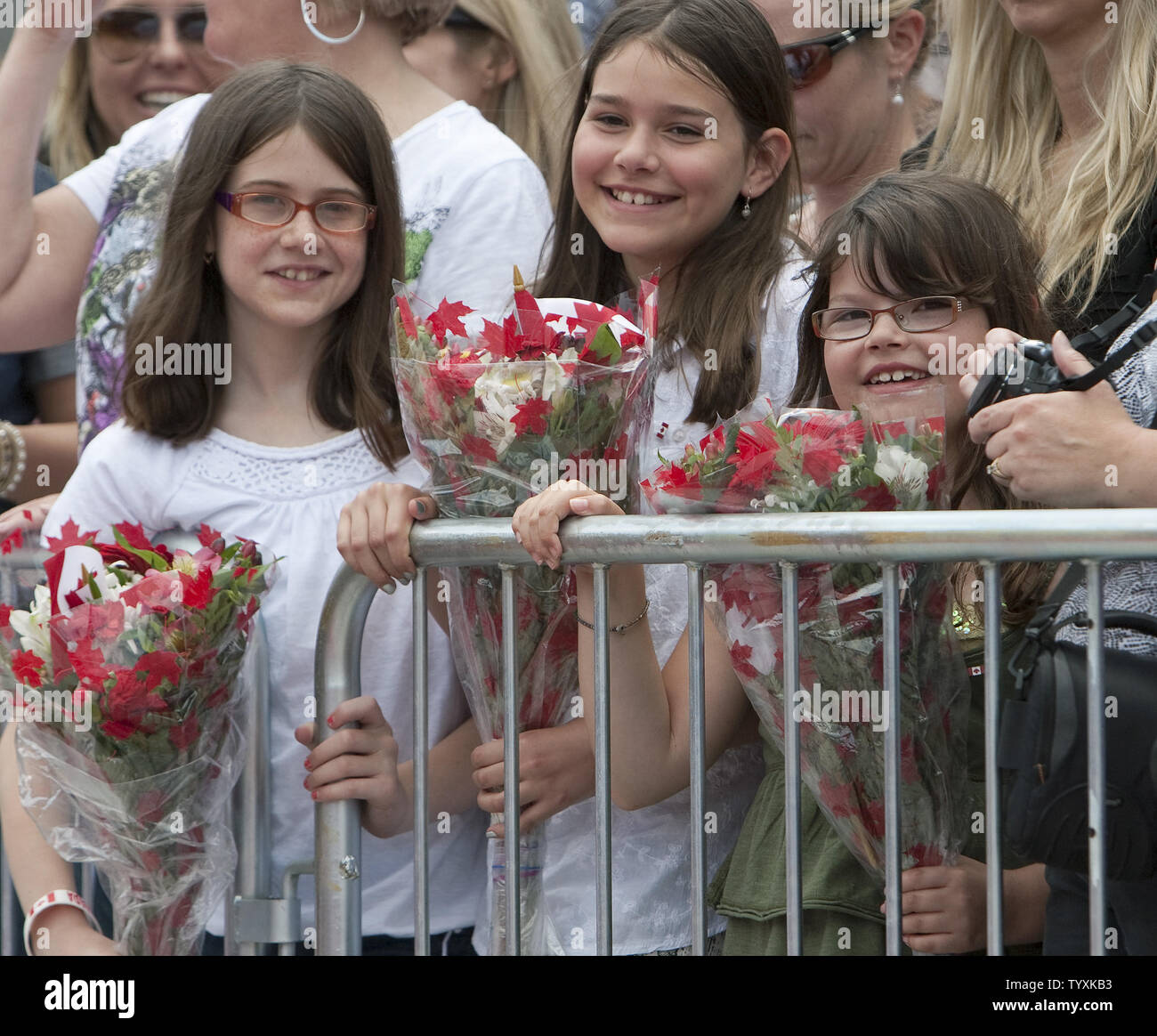 Grandi folle raccogliere ore avanti per attendere l'arrivo del principe William e sua moglie Kate il Duca e la Duchessa di Cambridge per il loro primo impegno ufficiale sulla loro Royal tour del Canada presso il National War Memorial e la tomba del Milite Ignoto in Ottawa, Ontario, Giugno 30, 2011. UPI/Heinz Ruckemann Foto Stock