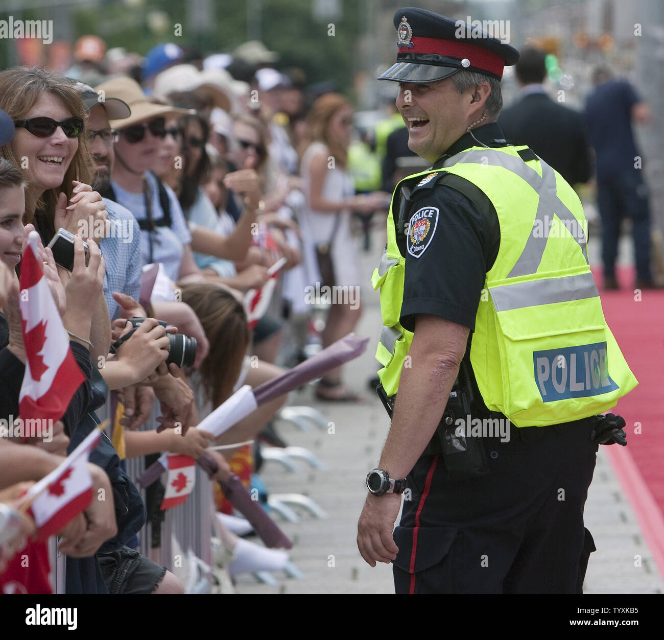 Grandi folle raccogliere ore avanti per attendere l'arrivo del principe William e sua moglie Kate il Duca e la Duchessa di Cambridge per il loro primo impegno ufficiale sulla loro Royal tour del Canada presso il National War Memorial e la tomba del Milite Ignoto in Ottawa, Ontario, Giugno 30, 2011. UPI/Heinz Ruckemann Foto Stock