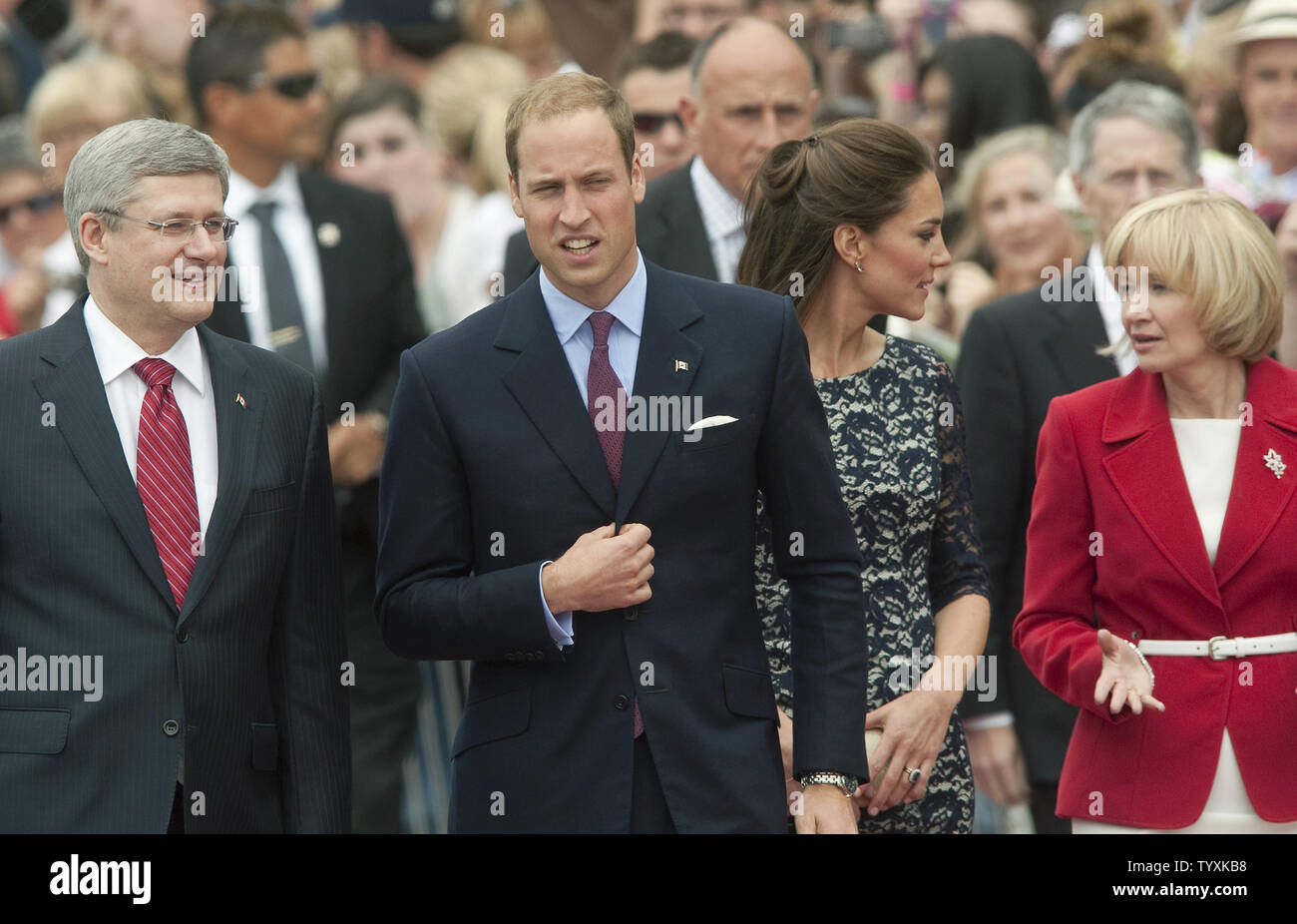 Il primo ministro Stephen Harper (L.) e sua moglie Magno (R.) accompagnare il principe William e sua moglie Kate, il Duca e la Duchessa di Cambridge, man mano che arrivano dall'aeroporto per il loro primo impegno ufficiale sulla loro Royal tour del Canada presso il National War Memorial e la tomba del Milite Ignoto in Ottawa, Ontario, Giugno 30, 2011. UPI/Heinz Ruckemann Foto Stock