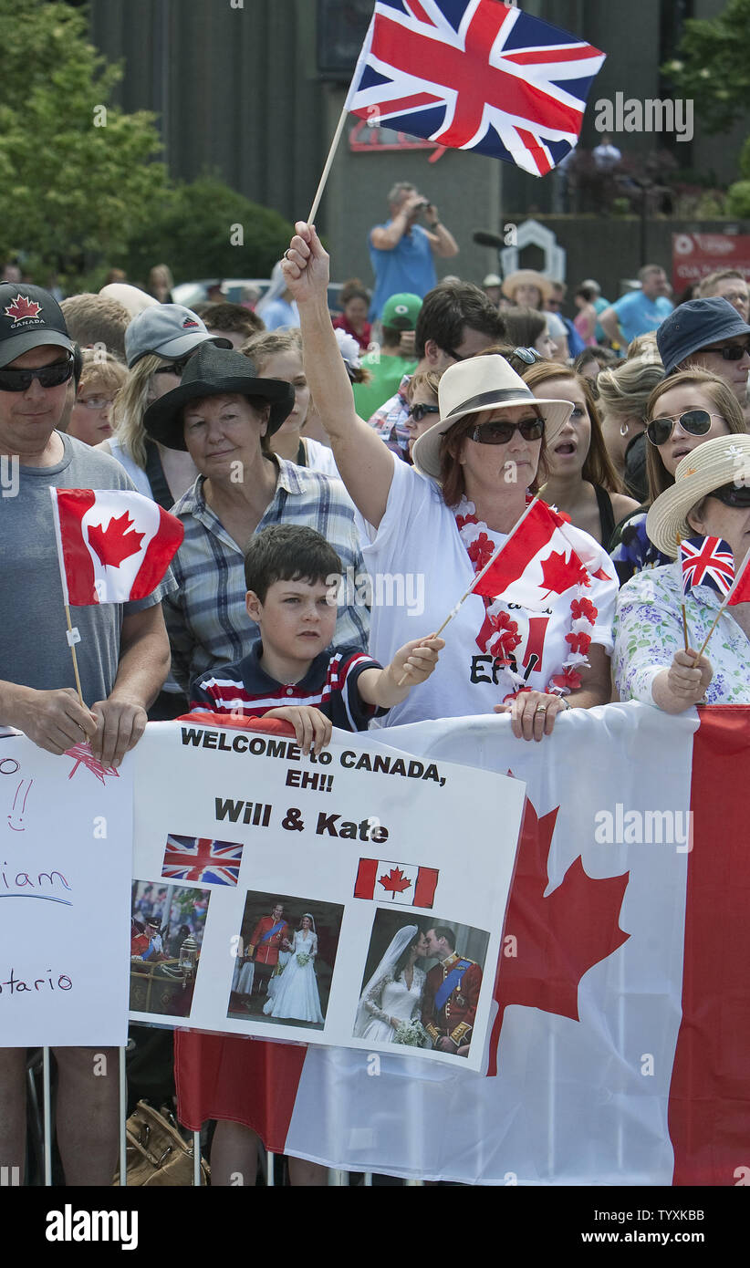 Grandi folle raccogliere ore avanti per attendere l'arrivo del principe William e sua moglie Kate il Duca e la Duchessa di Cambridge per il loro primo impegno ufficiale sulla loro Royal tour del Canada presso il National War Memorial e la tomba del Milite Ignoto in Ottawa, Ontario, Giugno 30, 2011. UPI/Heinz Ruckemann Foto Stock