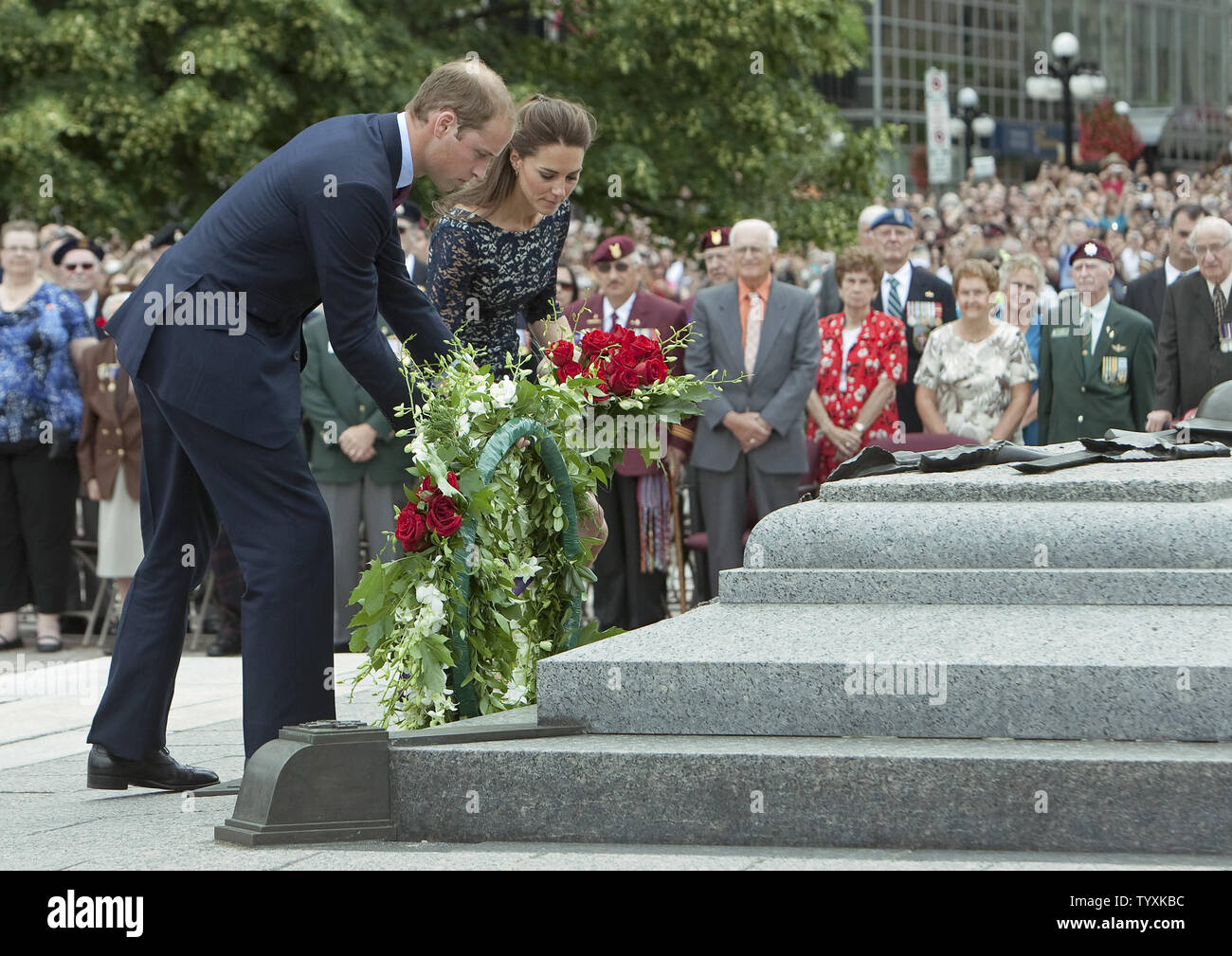 Una grande folla guarda il principe William e sua moglie Kate, il Duca e la Duchessa di Cambridge, collocare una corona di fiori alla base della tomba del Milite Ignoto durante il loro primo impegno ufficiale sulla loro Royal tour del Canada presso il National War Memorial a Ottawa, Ontario, Giugno 30, 2011. UPI/Heinz Ruckemann Foto Stock