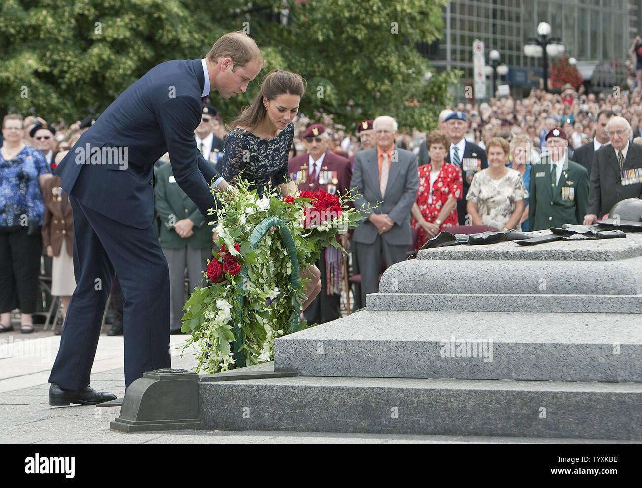 Una grande folla guarda il principe William e sua moglie Kate, il Duca e la Duchessa di Cambridge, collocare una corona di fiori alla base della tomba del Milite Ignoto durante il loro primo impegno ufficiale sulla loro Royal tour del Canada presso il National War Memorial a Ottawa, Ontario, Giugno 30, 2011. UPI/Heinz Ruckemann Foto Stock