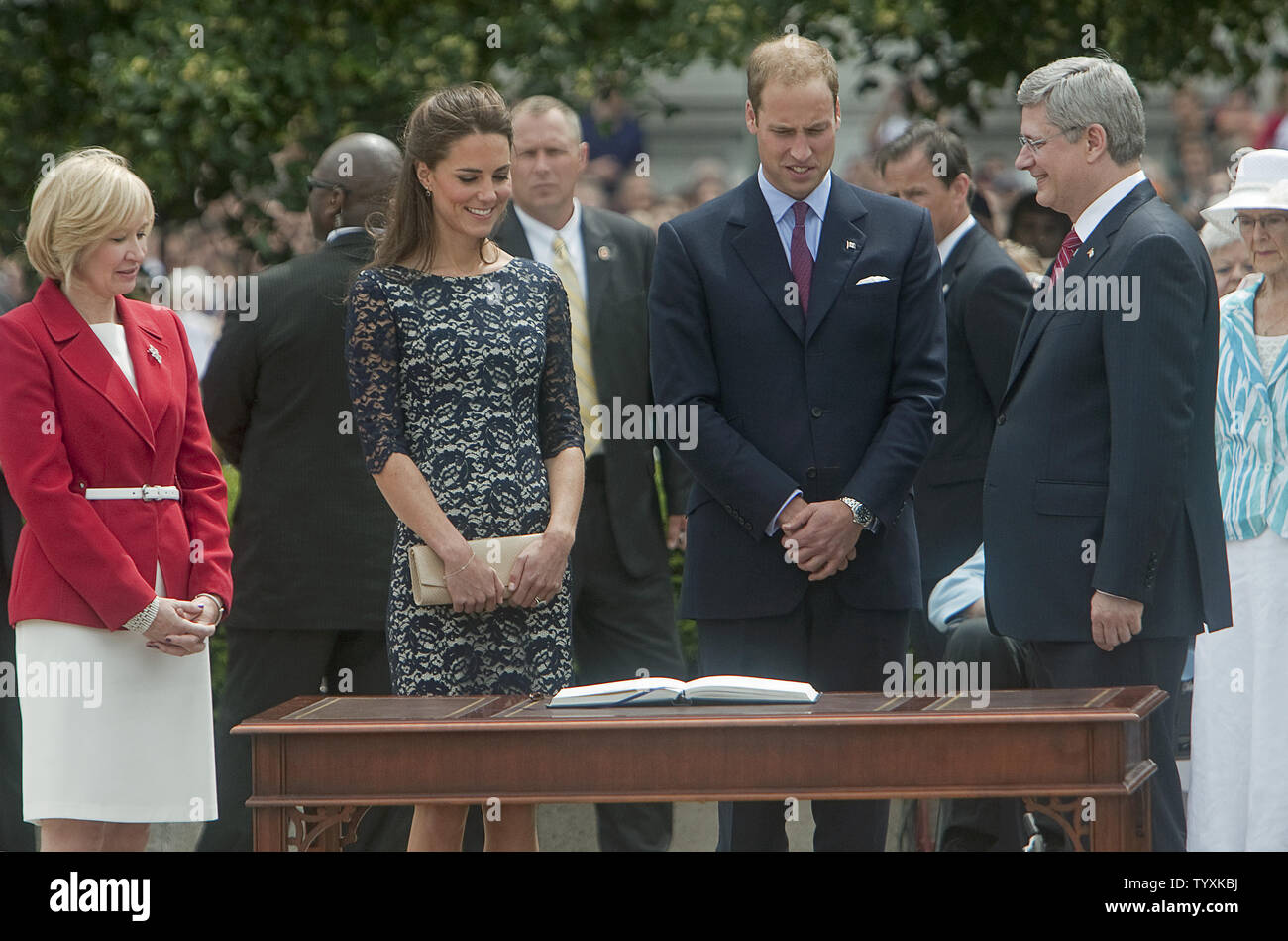 Il primo ministro Stephen Harper (R) e sua moglie Magno (L.) accompagnare il principe William e sua moglie Kate, il Duca e la Duchessa di Cambridge, prepararsi a firmare il Veterans Affairs Libro visitatori dopo che arrivano dall'aeroporto per il loro primo impegno ufficiale sulla loro Royal tour del Canada presso il National War Memorial e la tomba del Milite Ignoto in Ottawa, Ontario, Giugno 30, 2011. UPI/Heinz Ruckemann Foto Stock