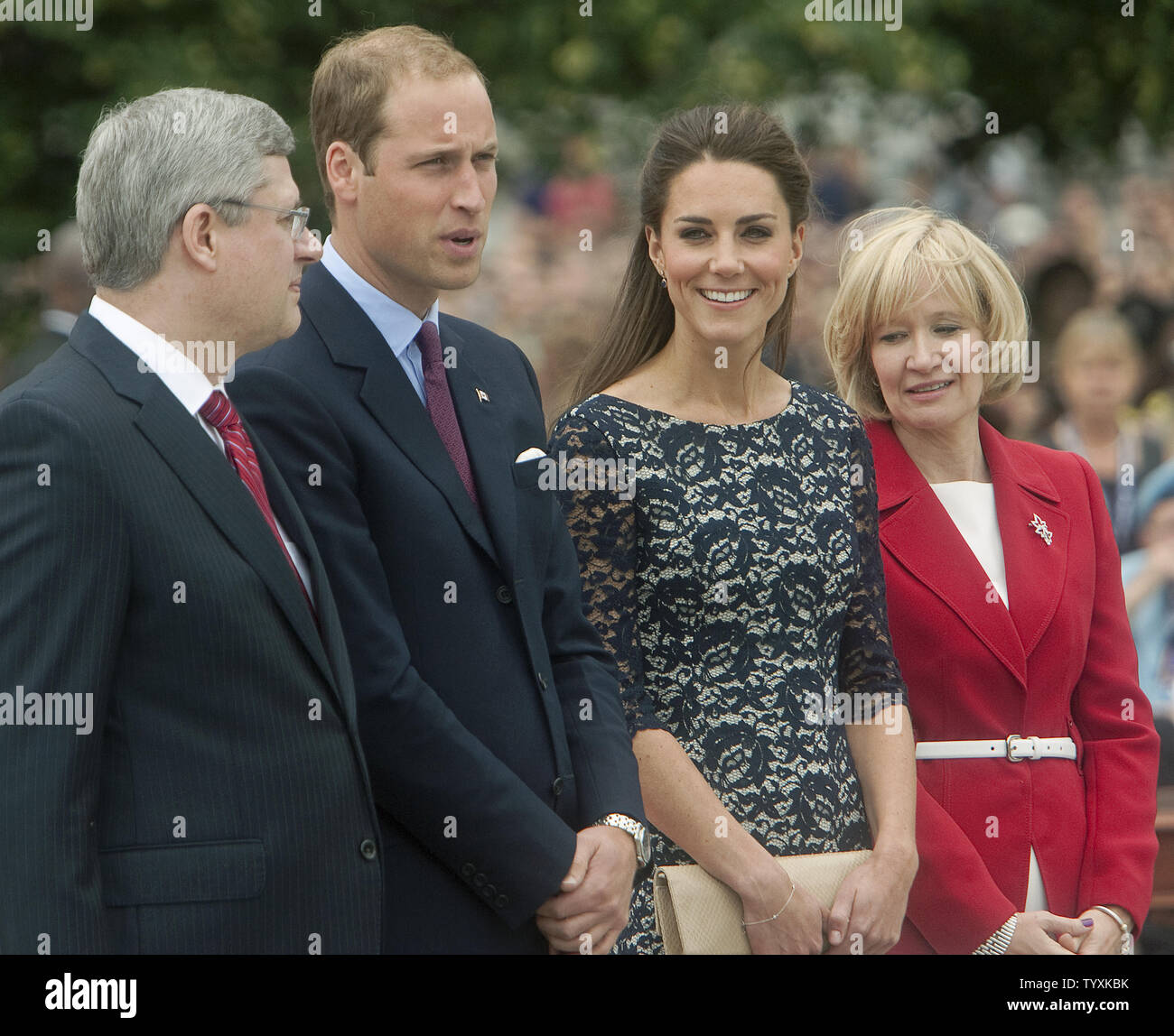 Il primo ministro Stephen Harper (L.) e sua moglie Magno (R.) accompagnare il principe William e sua moglie Kate, il Duca e la Duchessa di Cambridge, man mano che arrivano dall'aeroporto per il loro primo impegno ufficiale sulla loro Royal tour del Canada presso il National War Memorial e la tomba del Milite Ignoto in Ottawa, Ontario, Giugno 30, 2011. UPI/Heinz Ruckemann Foto Stock