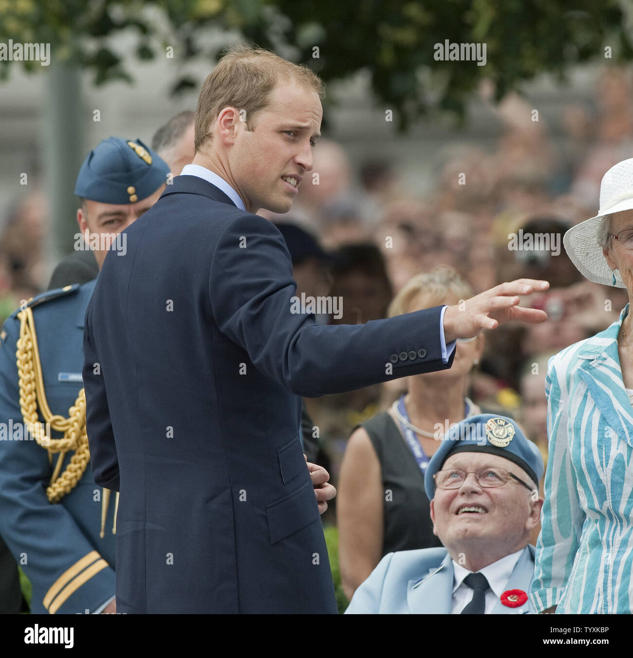 Il principe William Duca di Cambridge, colloqui di veterani di guerra dopo che arrivano dall'aeroporto con sua moglie per il loro primo impegno ufficiale sulla loro Royal tour del Canada presso il National War Memorial e la tomba del Milite Ignoto in Ottawa, Ontario, Giugno 30, 2011. UPI/Heinz Ruckemann Foto Stock