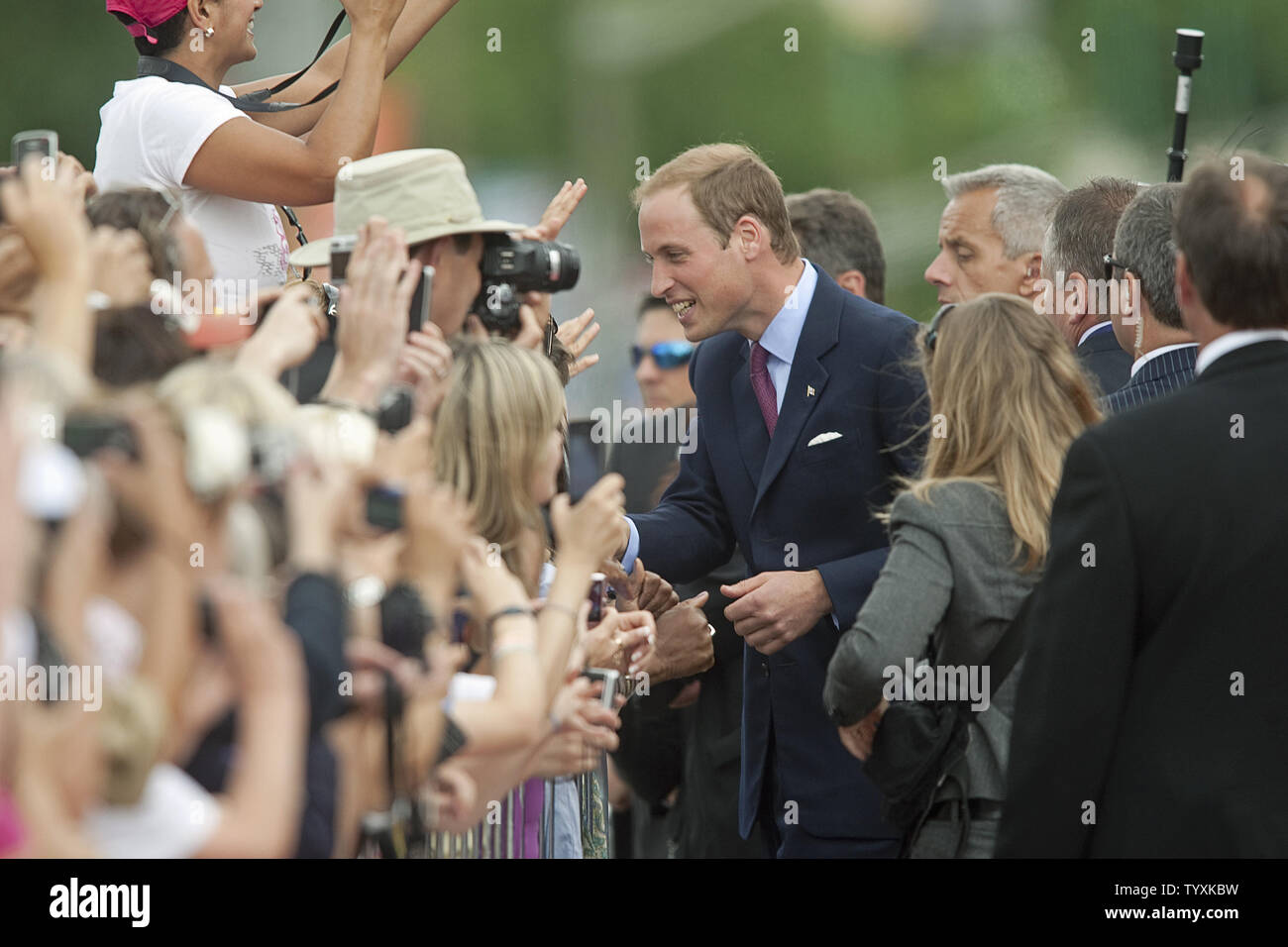 Il principe William Duca di Cambridge, saluta il pubblico dopo che arrivano con la moglie dal aeroporto per il loro primo impegno ufficiale sulla loro Royal tour del Canada presso il National War Memorial e la tomba del Milite Ignoto in Ottawa, Ontario, Giugno 30, 2011. UPI/Heinz Ruckemann Foto Stock
