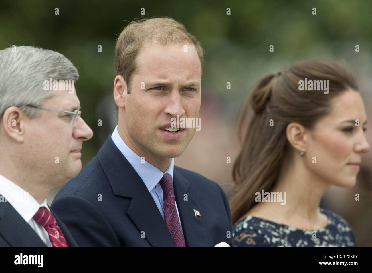 Il primo ministro Stephen Harper (L.) accompagna il principe William e sua moglie Kate, il Duca e la Duchessa di Cambridge, man mano che arrivano dall'aeroporto per il loro primo impegno ufficiale sulla loro Royal tour del Canada presso il National War Memorial e la tomba del Milite Ignoto in Ottawa, Ontario, Giugno 30, 2011. UPI/Heinz Ruckemann Foto Stock