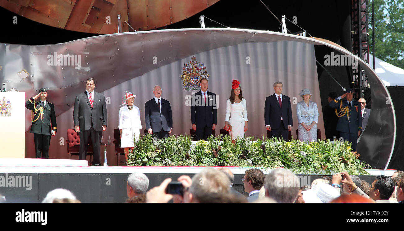 Le Loro Altezze Reali il principe William e Catherine, il Duca e la Duchessa di Cambridge celebrare la Giornata del Canada sulla Collina del Parlamento a Ottawa il 1 luglio 2011. Cantano "Dio salvi la regina' con (L-R) Ministro del Patrimonio James Moore, moglie del governatore generale Sharon Johnston, Governatore Generale David Johnston, il Primo Ministro Stephen Harper e la moglie Magno Harper. (UPI foto/Grazia Chiu) Foto Stock