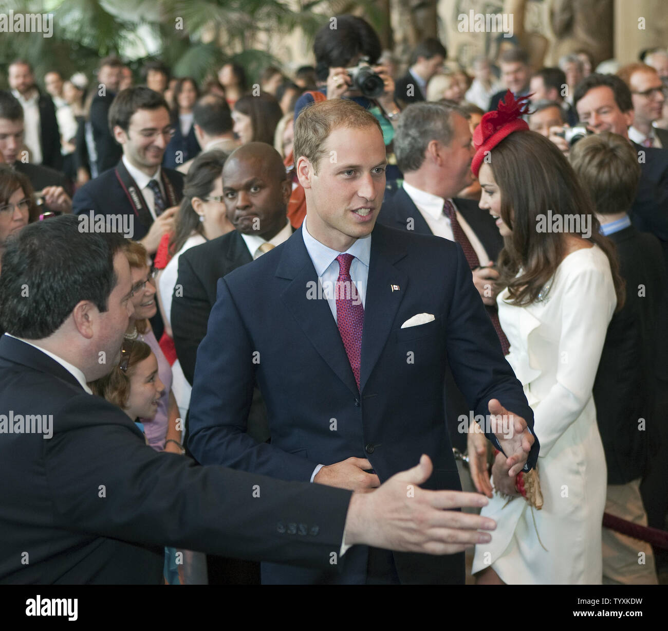 Il principe William e sua moglie Kate, il Duca e la Duchessa di Cambridge, partono il Canada cittadinanza giorno cerimonia presso il Museo Canadese della civiltà in Ottawa, Ontario, 1 luglio 2011. UPI/Heinz Ruckemann Foto Stock