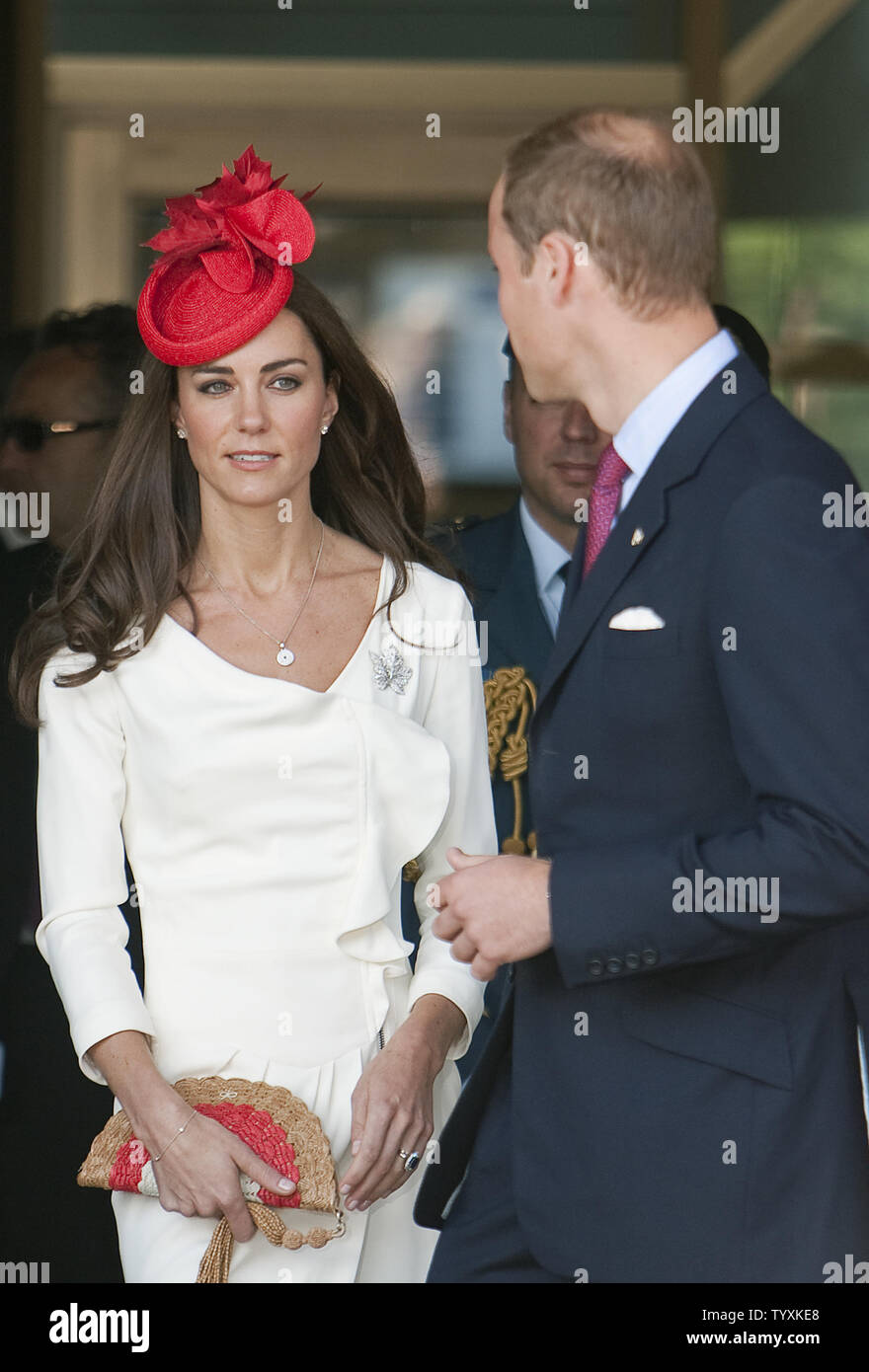 Il principe William e sua moglie Kate, il Duca e la Duchessa di Cambridge, partono il Canada cittadinanza giorno cerimonia presso il Museo Canadese della civiltà in Ottawa, Ontario, 1 luglio 2011. UPI/Heinz Ruckemann Foto Stock