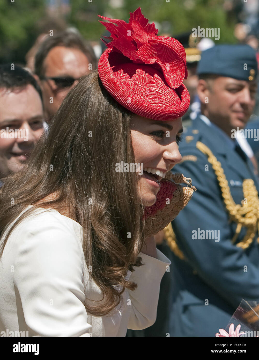 Il principe William la moglie Kate, la Duchessa di Cambridge, saluta il pubblico come ella si diparte il Canada cittadinanza giorno cerimonia presso il Museo Canadese della civiltà durante il loro tour del re in Ottawa, Ontario, 1 luglio 2011. UPI/Heinz Ruckemann Foto Stock