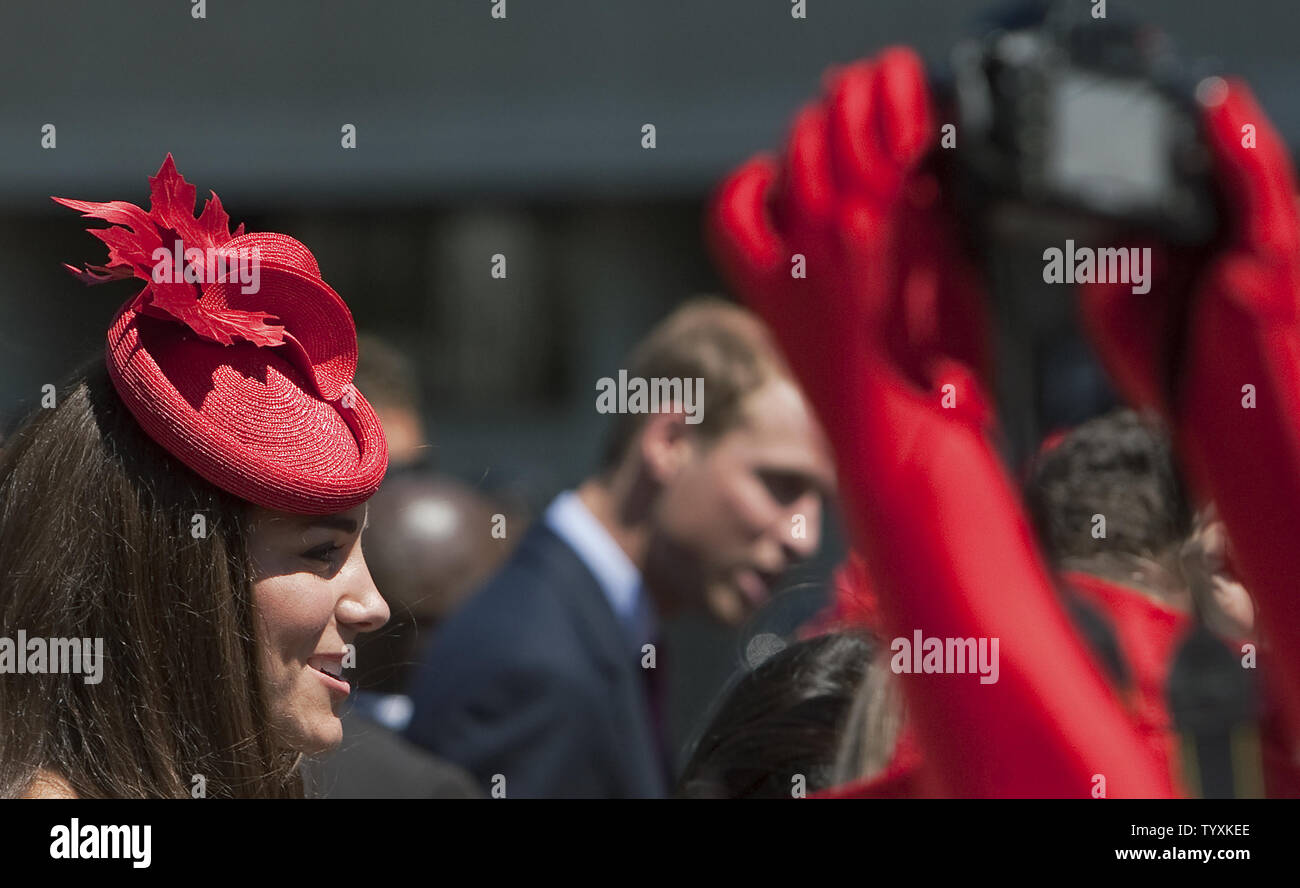 Il principe William e sua moglie Kate, il Duca e la Duchessa di Cambridge, salutare il pubblico come si allontanino il Canada cittadinanza giorno cerimonia presso il Museo Canadese della civiltà durante il loro tour del re in Ottawa, Ontario, 1 luglio 2011. UPI/Heinz Ruckemann Foto Stock