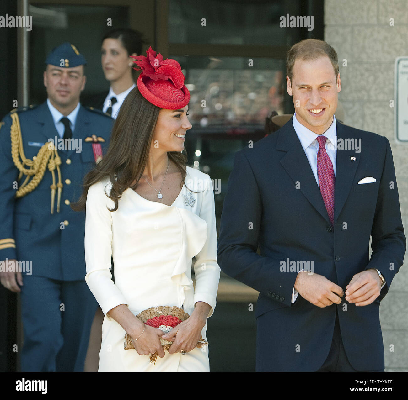 Il principe William e sua moglie Kate, il Duca e la Duchessa di Cambridge, partono il Canada cittadinanza giorno cerimonia presso il Museo Canadese della civiltà in Ottawa, Ontario, 1 luglio 2011. UPI/Heinz Ruckemann Foto Stock