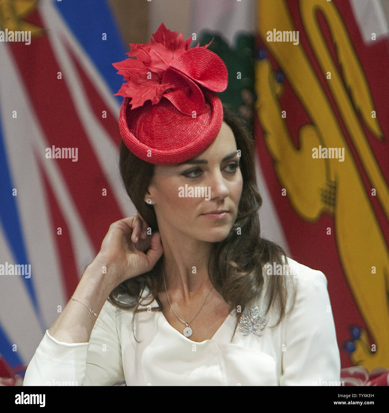 Il principe William la moglie Kate, la Duchessa di Cambridge, si siede sul palco in Canada il giorno Cerimonia di cittadinanza nel museo canadese della civiltà durante il loro tour del re in Ottawa, Ontario, 1 luglio 2011. UPI/Heinz Ruckemann Foto Stock
