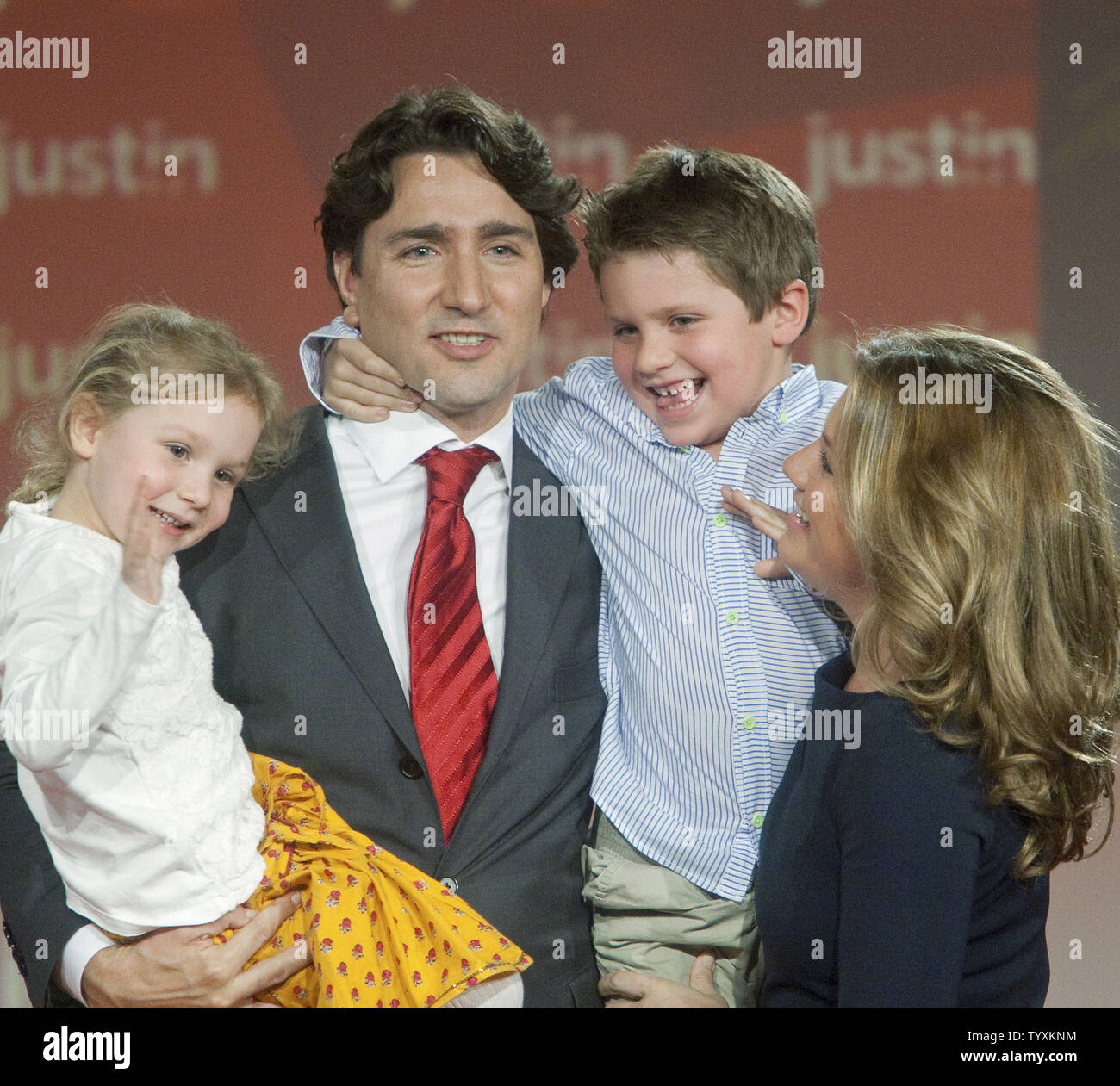 Parlamentare liberale Justin Trudeau festeggia con sua moglie Sophie Gregoire e bambini Ella-Grace (L) e Xavier dopo la vittoria al primo turno la gara per la leadership della Federal partito liberale in Ottawa, Ontario, il 14 aprile 2013. Front runner Justin Trudeau battere altri otto contendenti e aiutato vault i liberali nel piombo dal terzo posto negli ultimi sondaggi. UPI/Heinz Ruckemann Foto Stock