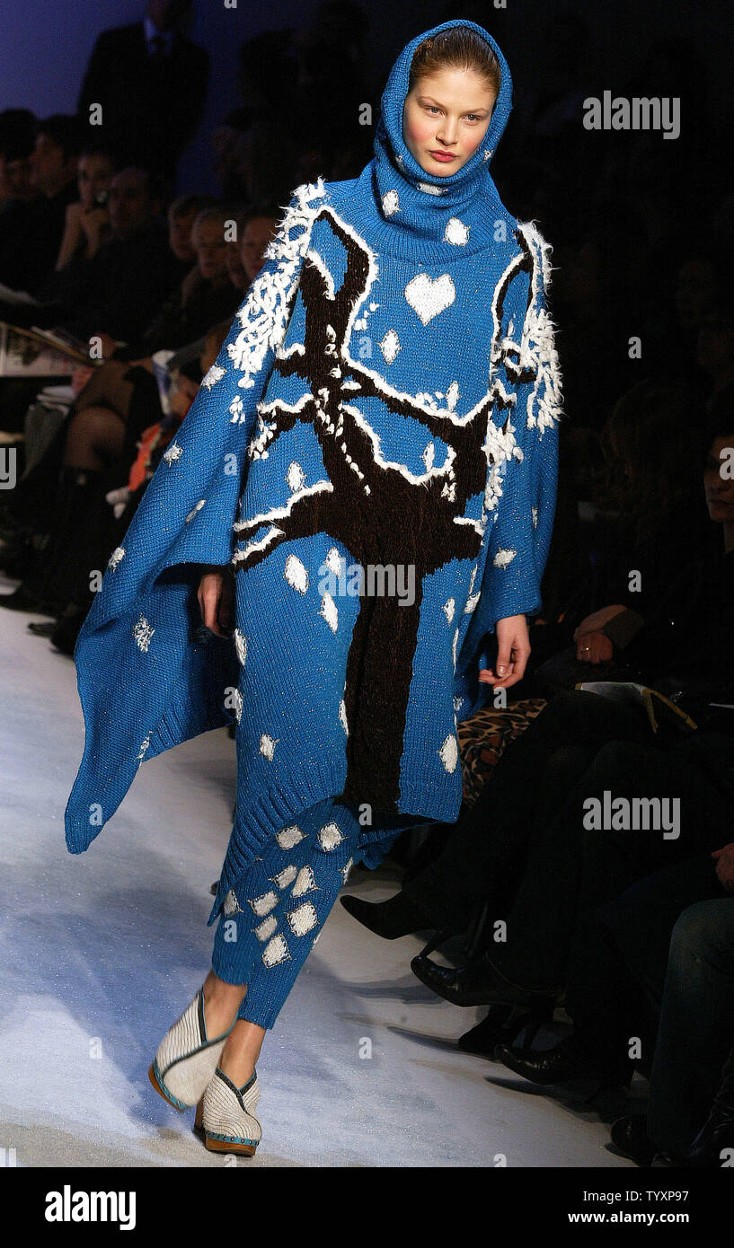 Un modello che prende per la passerella durante la presentazione del designer giapponese Tsumori Chisato 2006 Autunno/Inverno pronta da indossare insieme a Parigi 02 marzo 2006. (UPI foto/Maya Vidon) Foto Stock