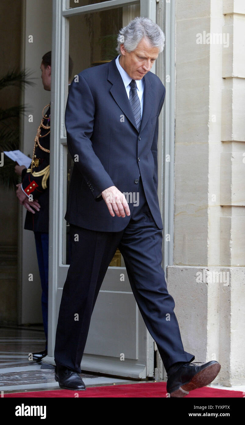 Il Primo ministro francese Dominique de Villepin passeggiate fuori del suo edificio per uffici per salutare il suo omologo tunisino presso l'Hotel Matignon a Parigi, 3 maggio 2006. La stampa francese e l opposizione politica clamored per ulteriori risposte in un oscuro scandalo di corruzione che ha fatto precipitare il paese travagliato del primo ministro verso nuove profondità di impopolarità. (UPI foto/Eco Clemente) Foto Stock