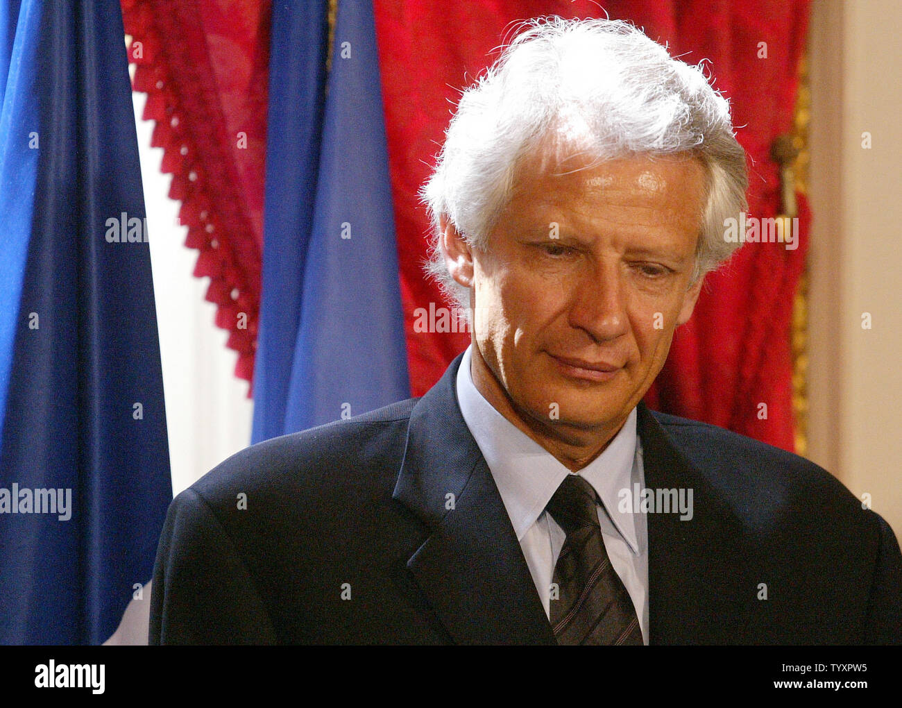 Il Primo ministro francese Dominique de Villepin assiste ad una cerimonia di firma presso l'Hotel Matignon a Parigi, 3 maggio 2006. La stampa francese e l opposizione politica clamored per ulteriori risposte in un oscuro scandalo di corruzione che ha fatto precipitare il paese travagliato del primo ministro verso nuove profondità di impopolarità. (UPI foto/Eco Clemente) Foto Stock