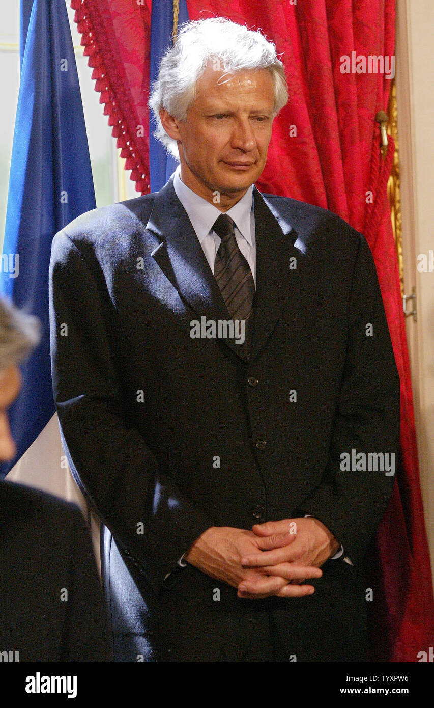 Il Primo ministro francese Dominique de Villepin assiste ad una cerimonia di firma presso l'Hotel Matignon a Parigi, 3 maggio 2006. La stampa francese e l opposizione politica clamored per ulteriori risposte in un oscuro scandalo di corruzione che ha fatto precipitare il paese travagliato del primo ministro verso nuove profondità di impopolarità. (UPI foto/Eco Clemente) Foto Stock
