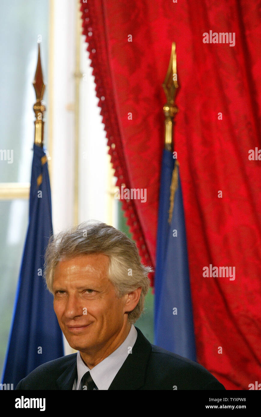 Il Primo ministro francese Dominique de Villepin assiste una cerimonia presso l'Hotel Matignon a Parigi, 3 maggio 2006. La stampa francese e l opposizione politica clamored per ulteriori risposte in un oscuro scandalo di corruzione che ha fatto precipitare il paese travagliato del primo ministro verso nuove profondità di impopolarità. (UPI foto/Eco Clemente) Foto Stock