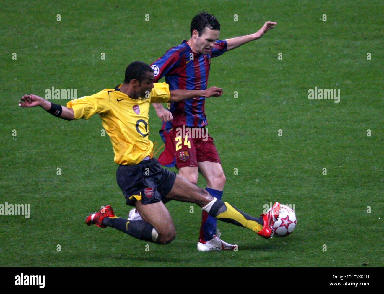 FC Barcellona Andres Iniesta (R) e l'Arsenal FC Ashley Cole lotta per la palla durante la UEFA Champions League Soccer finale allo Stade de France di Saint Denis, nei pressi di Parigi, 17 maggio 2006. Barcellona ha vinto 2-1. (UPI foto/Eco Clemente) Foto Stock