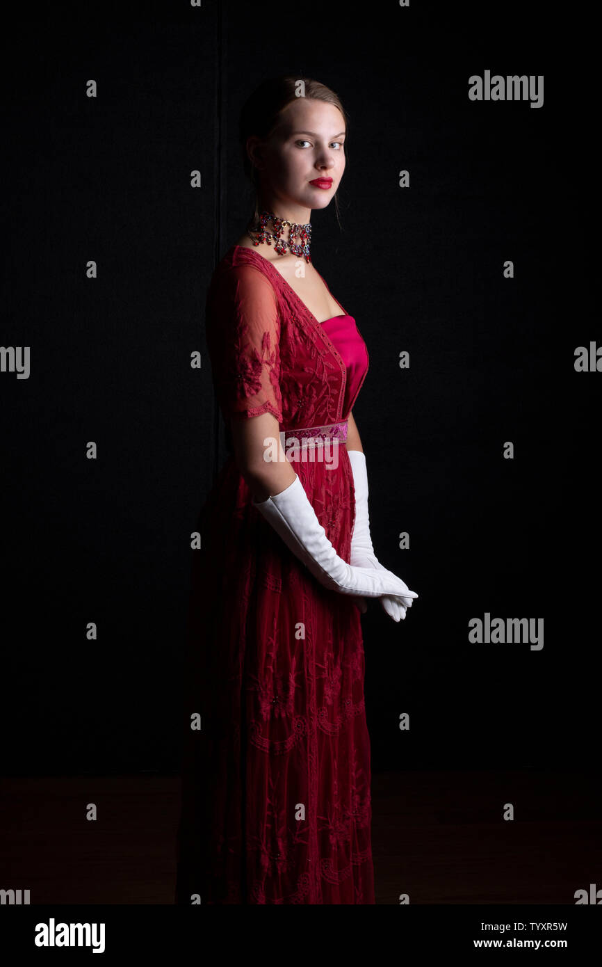 Inizio del XX secolo la donna in abito rosso Foto Stock