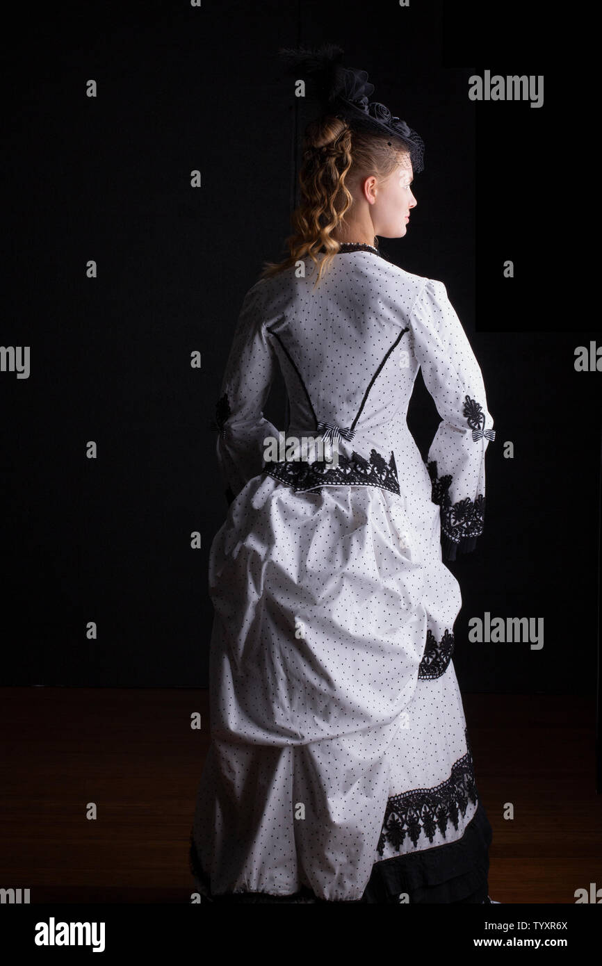 Sofisticata donna rispettabile in festa abito moderno e diadema Foto stock  - Alamy