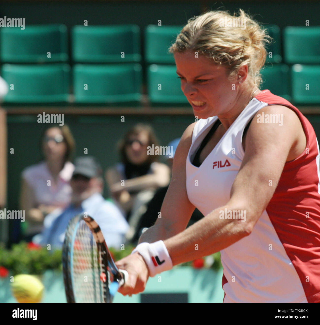 Kim Clijsters prepara il rovescio durante il suo quarto di finale di partita con Martina Hingis all'aperto francese al Roland Garros di Parigi in Francia il 6 giugno 2006. Clijsters avanzate per le semifinali con una retta fissa la vittoria. (UPI Photo/ David Silpa) Foto Stock