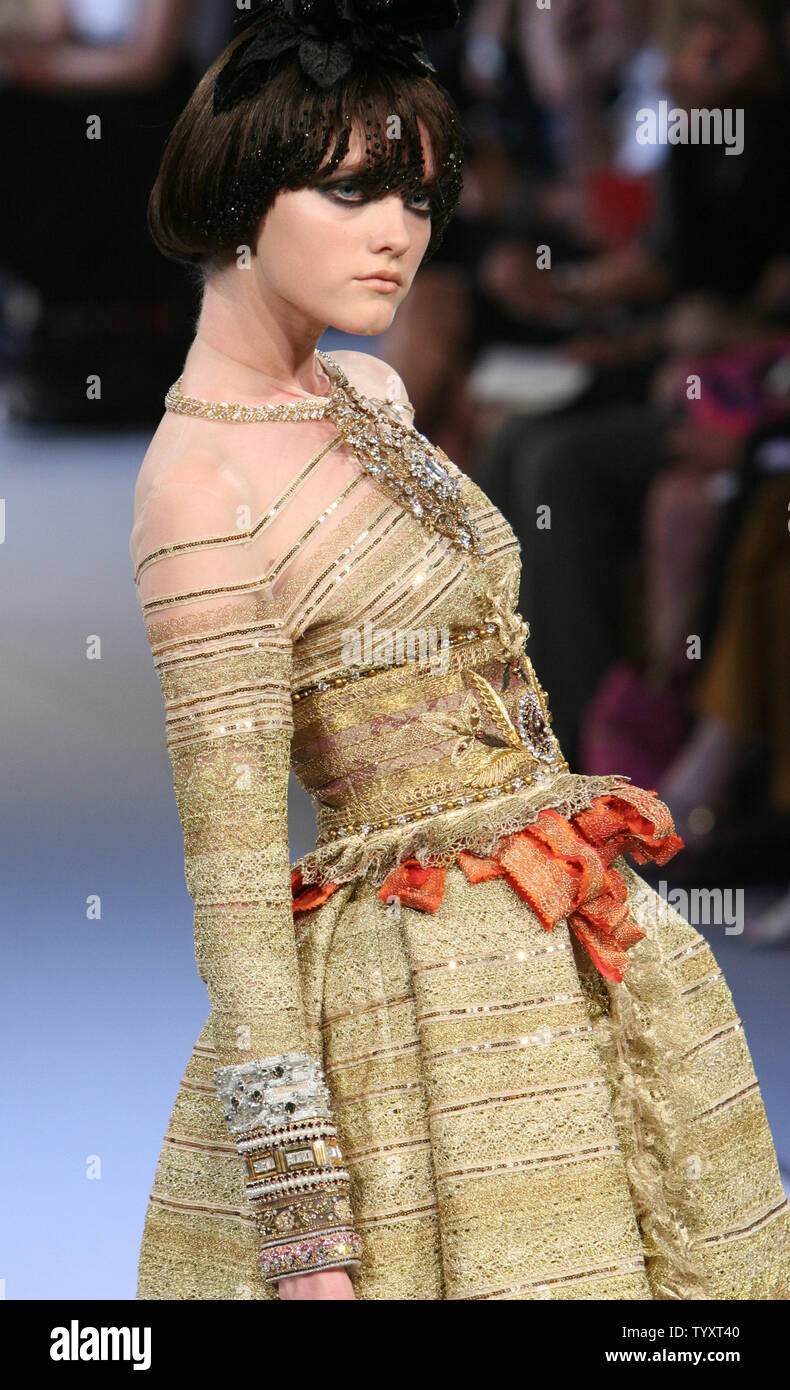 Un modello presenta una creazione dal francese fashion designer Christian Lacroix come parte del suo Autunno-inverno 2006-2007 Haute Couture collezione di moda a Parigi il 6 luglio 2006. (UPI foto/William Alix) Foto Stock