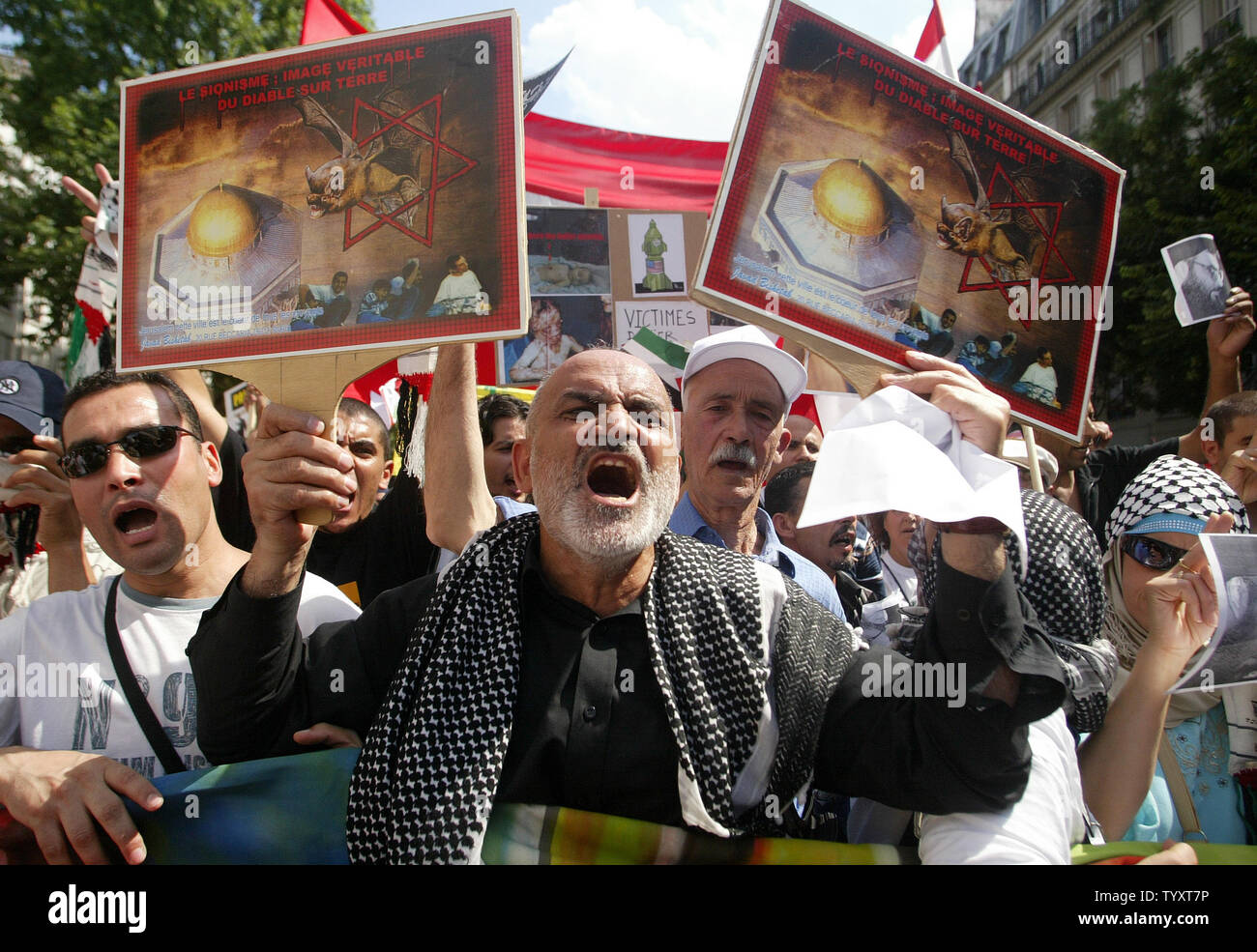 Gli attivisti prendere per le strade di Parigi a sostegno di libanesi e palestinesi e contro Israele, 29 luglio 2006, come il conflitto tra lo Stato ebraico e il Libano di guerriglieri Hezbollah è entrato il suo diciottesimo giorno. Più di un migliaio di persone hanno preso parte alla manifestazione. (UPI foto/Eco Clemente) Foto Stock