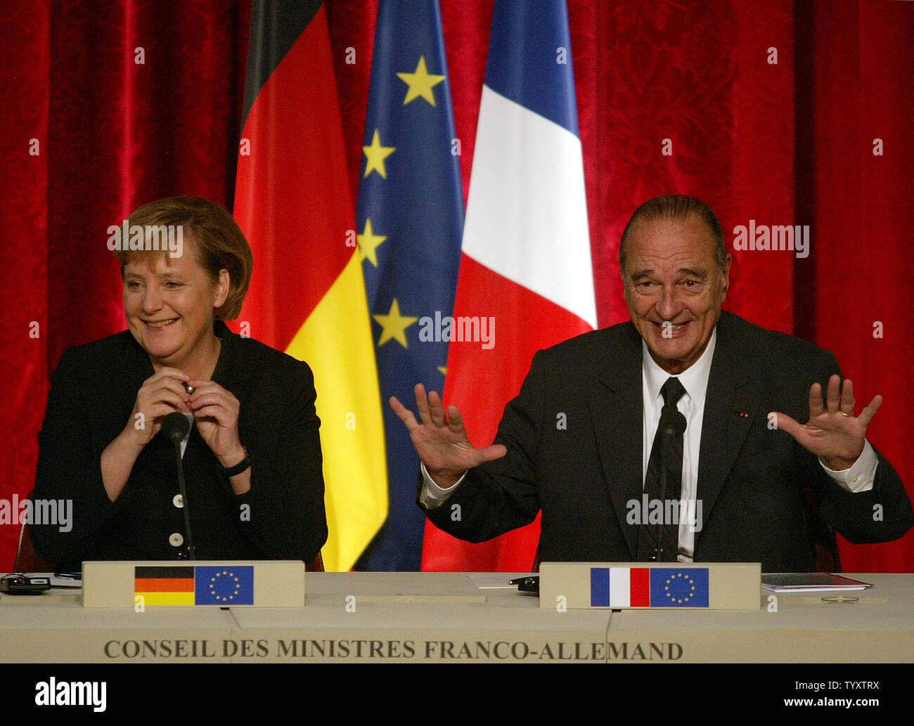 Il presidente francese Jacques Chirac e il Cancelliere tedesco Angela Merkel a tenere una conferenza stampa congiunta al Elysee Palace a Parigi, 12 ottobre 2006. Chirac ha detto che lui e il suo omologo tedesco "una soluzione europea' per le alleanze dal mercato pan-europeo operatore Euronext e la borsa di Francoforte. (UPI foto/Eco Clemente) Foto Stock