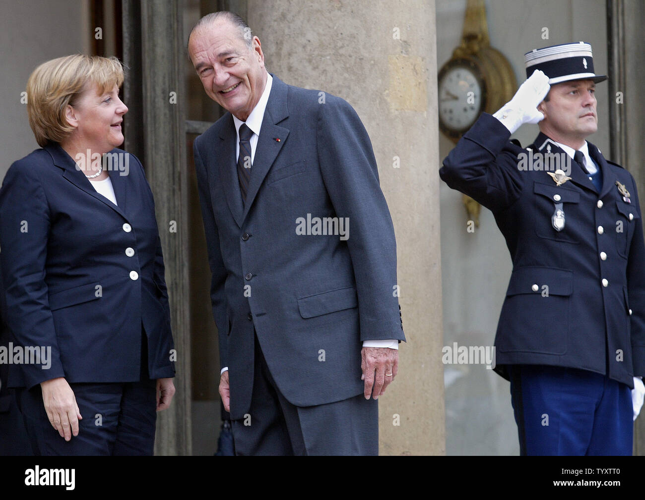 Il presidente francese Jacques Chirac (R) saluta il Cancelliere tedesco Angela Merkel all'arrivo all'Elysee Palace a Parigi, 12 ottobre 2006. Chirac ha detto che lui e il suo omologo tedesco "una soluzione europea' per le alleanze dal mercato pan-europeo operatore Euronext e la borsa di Francoforte. (UPI foto/Eco Clemente) Foto Stock