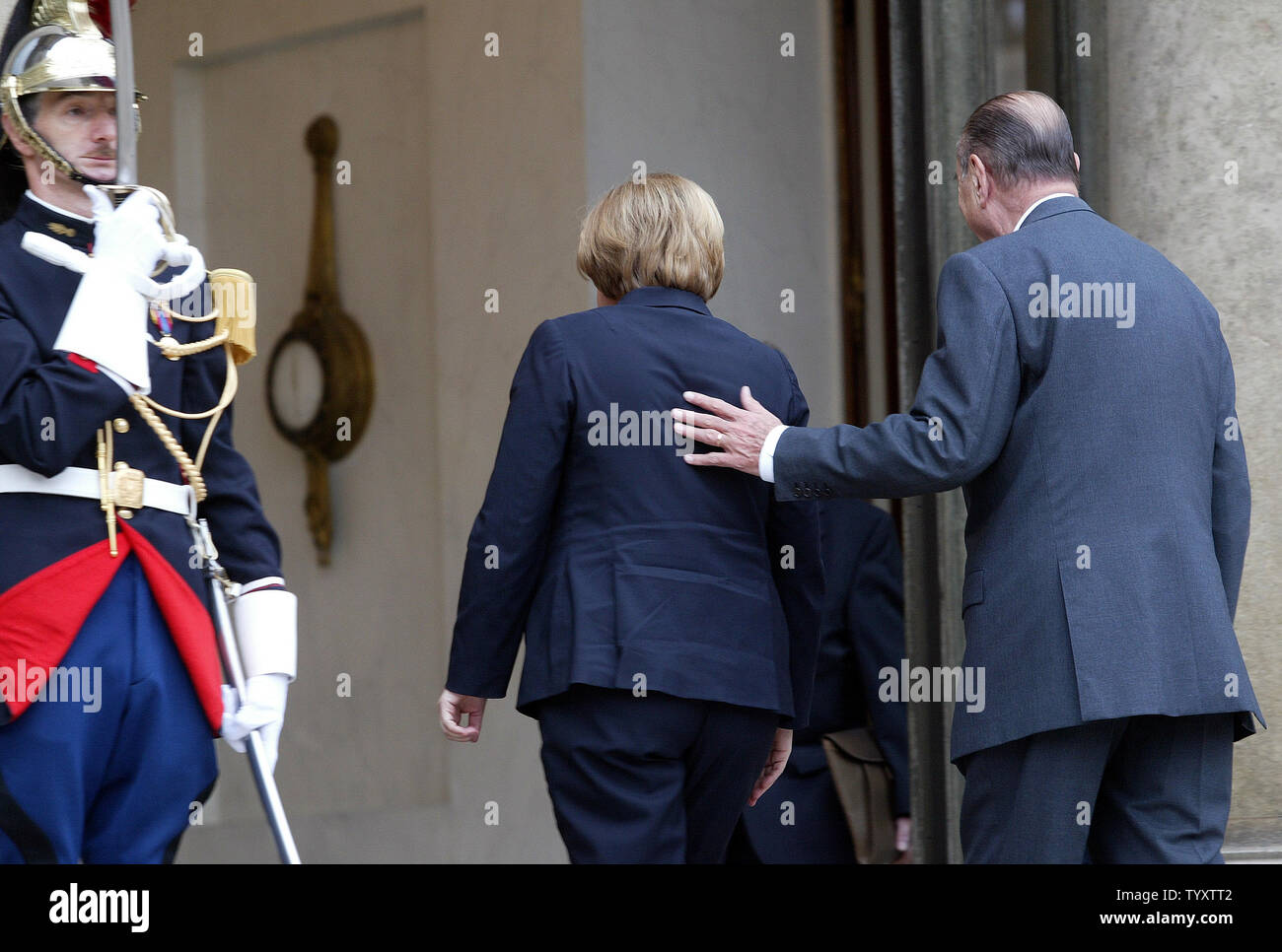 Il presidente francese Jacques Chirac (R) conduce il modo per il Cancelliere tedesco Angela Merkel all'arrivo all'Elysee Palace a Parigi, 12 ottobre 2006. Chirac ha detto che lui e il suo omologo tedesco "una soluzione europea' per le alleanze dal mercato pan-europeo operatore Euronext e la borsa di Francoforte. (UPI foto/Eco Clemente) Foto Stock