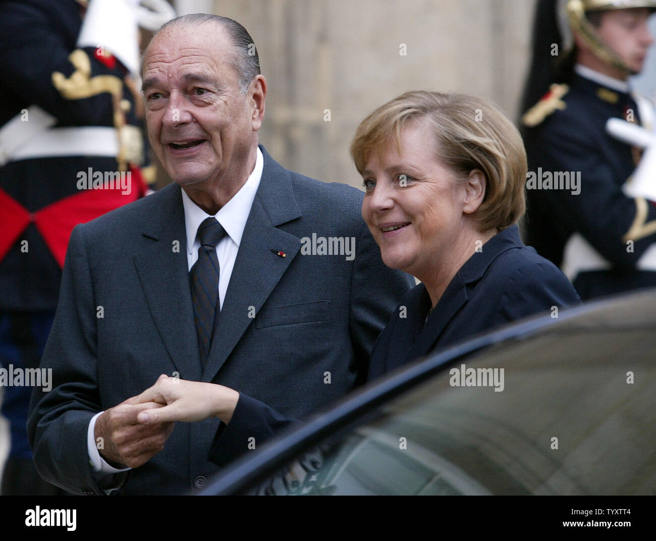 Il presidente francese Jacques Chirac (L) saluta il Cancelliere tedesco Angela Merkel all'arrivo all'Elysee Palace a Parigi, 12 ottobre 2006. Chirac ha detto che lui e il suo omologo tedesco "una soluzione europea' per le alleanze dal mercato pan-europeo operatore Euronext e la borsa di Francoforte. (UPI foto/Eco Clemente) Foto Stock