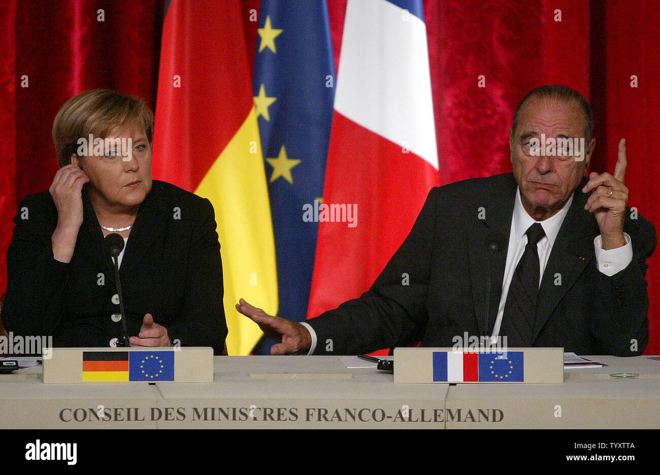 Il presidente francese Jacques Chirac e il Cancelliere tedesco Angela Merkel a tenere una conferenza stampa congiunta al Elysee Palace a Parigi, 12 ottobre 2006. Chirac ha detto che lui e il suo omologo tedesco "una soluzione europea' per le alleanze dal mercato pan-europeo operatore Euronext e la borsa di Francoforte. (UPI foto/Eco Clemente) Foto Stock