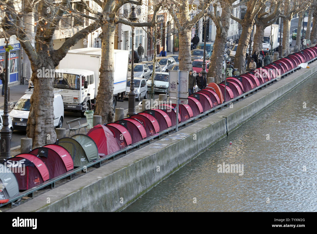 Tende istituito da una associazione francese per la linea fino a Parigi canal per richiamare l attenzione sulla necessità di lungo termine soluzioni di alloggio per la città dei senzatetto a Parigi il 19 dicembre 2006. (UPI foto/Eco Clemente) Foto Stock Tende istituito da una associazione francese per la linea fino a Parigi canal per richiamare l attenzione sulla necessità di lungo termine soluzioni di alloggio per la città dei senzatetto a Parigi il 19 dicembre 2006. (UPI foto/Eco Clemente) Foto Stock