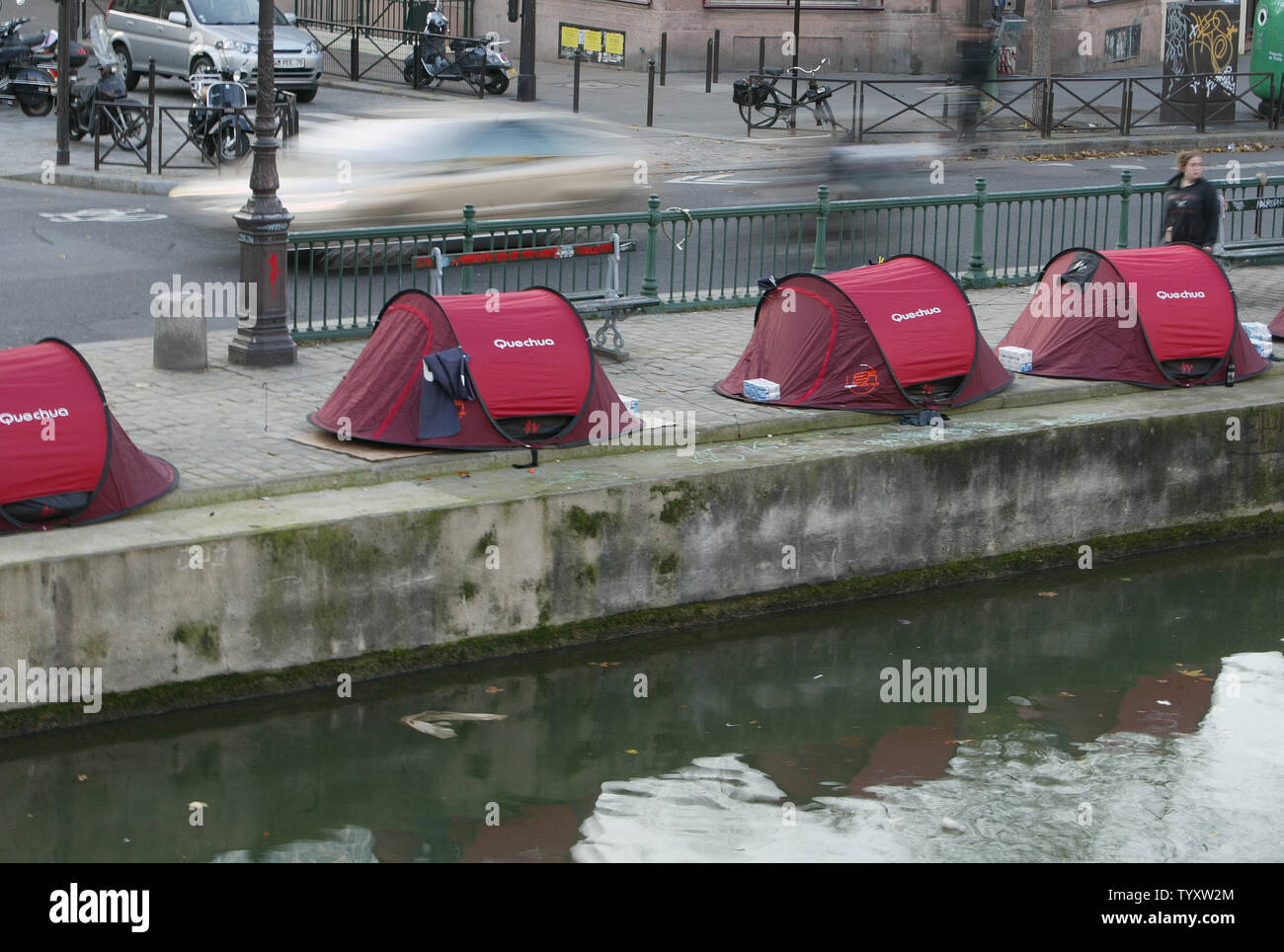 Tende istituito da una associazione francese per la linea fino a Parigi canal per richiamare l attenzione sulla necessità di lungo termine soluzioni di alloggio per la città dei senzatetto a Parigi il 19 dicembre 2006. (UPI foto/Eco Clemente) Foto Stock Tende istituito da una associazione francese per la linea fino a Parigi canal per richiamare l attenzione sulla necessità di lungo termine soluzioni di alloggio per la città dei senzatetto a Parigi il 19 dicembre 2006. (UPI foto/Eco Clemente) Foto Stock