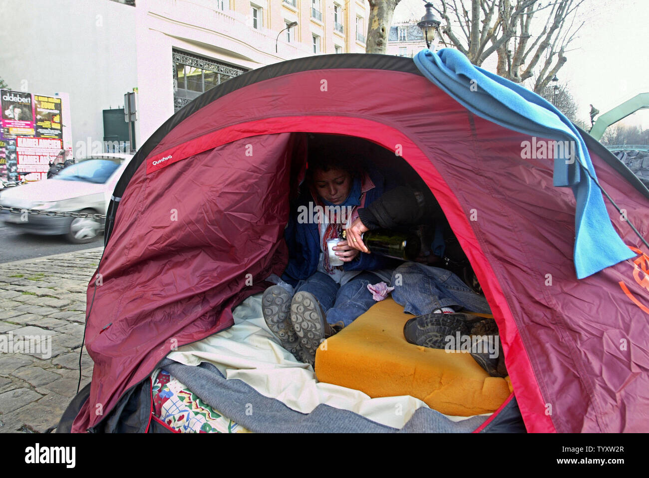 Un senzatetto giovane sips champagne erano dato dentro la loro tenda, uno dei 100 allineando un canale di Parigi per richiamare l attenzione sulla necessità di lungo termine soluzioni di alloggio per la città dei senzatetto a Parigi il 19 dicembre 2006. (UPI foto/Eco Clemente) Foto Stock Un senzatetto giovane sips champagne erano dato dentro la loro tenda, uno dei 100 allineando un canale di Parigi per richiamare l attenzione sulla necessità di lungo termine soluzioni di alloggio per la città dei senzatetto a Parigi il 19 dicembre 2006. (UPI foto/Eco Clemente) Foto Stock