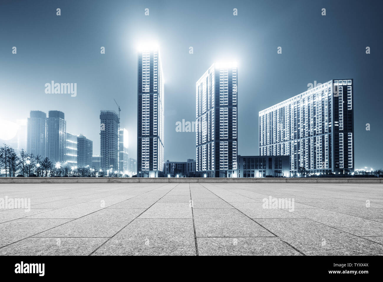 Empty street con edifici moderni in Hangzhou qianjiang nuovo cit Foto Stock Empty street con edifici moderni in Hangzhou qianjiang nuovo cit Foto Stock