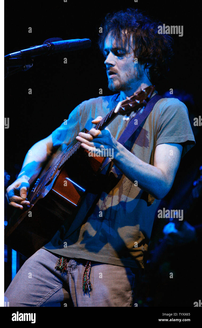 Il cantante Damien Rice esegue in concerto a Le Grand Rex di Parigi il 19 marzo 2007. (UPI foto/David Silpa) Foto Stock